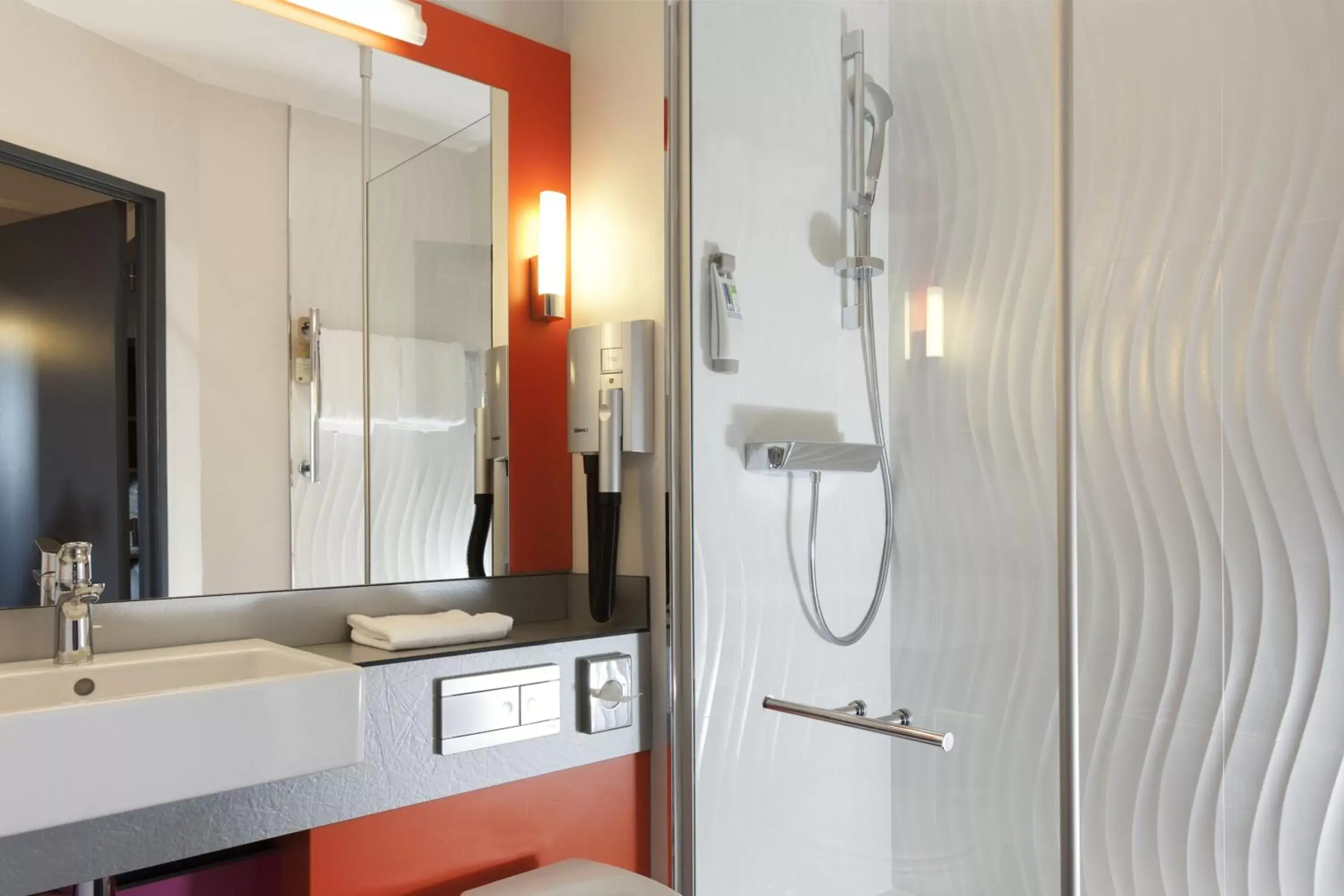 Bathroom, Kitchen/Kitchenette in ibis Styles Romans-Valence Gare TGV