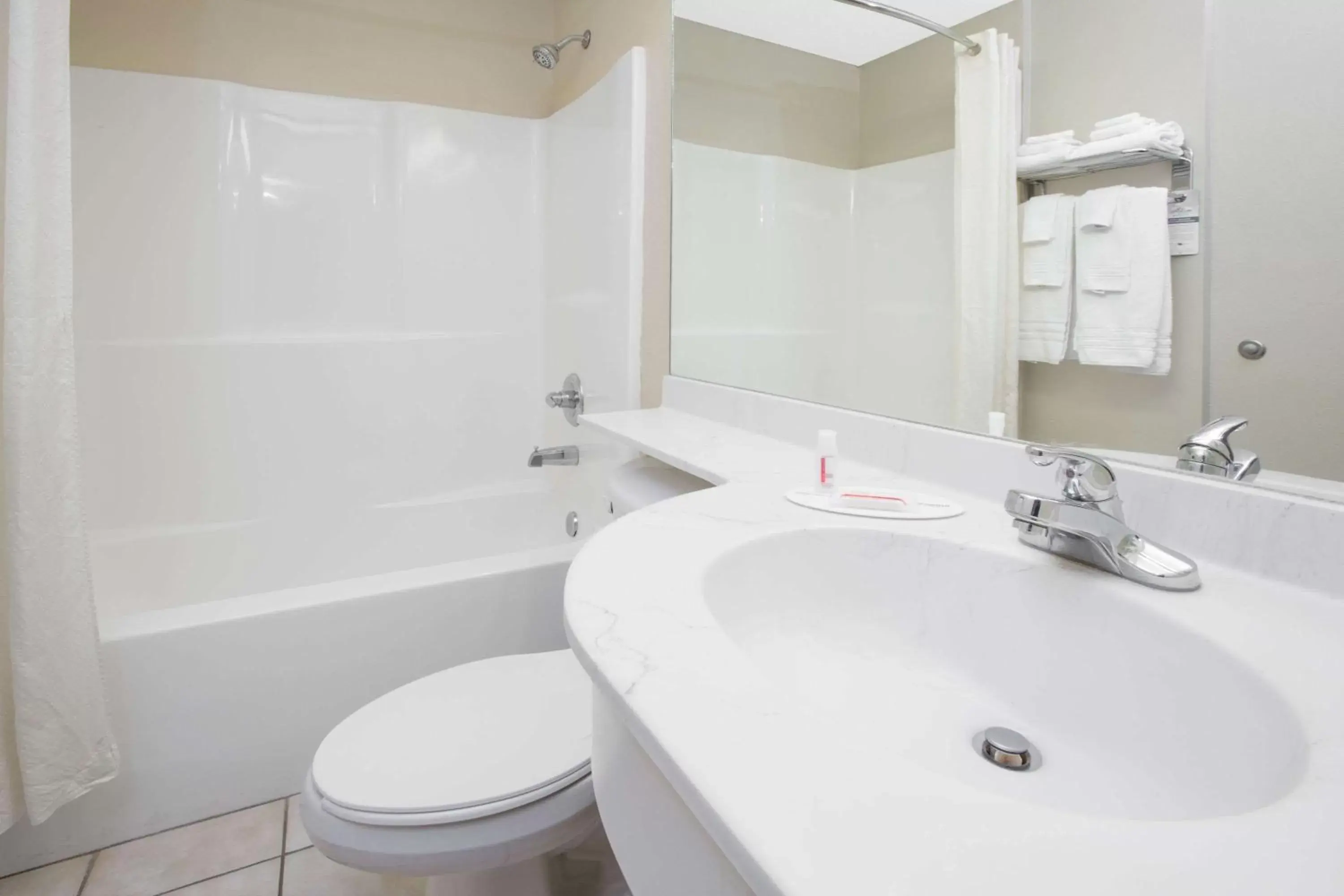 Bathroom in Microtel Inn & Suites by Wyndham Hattiesburg