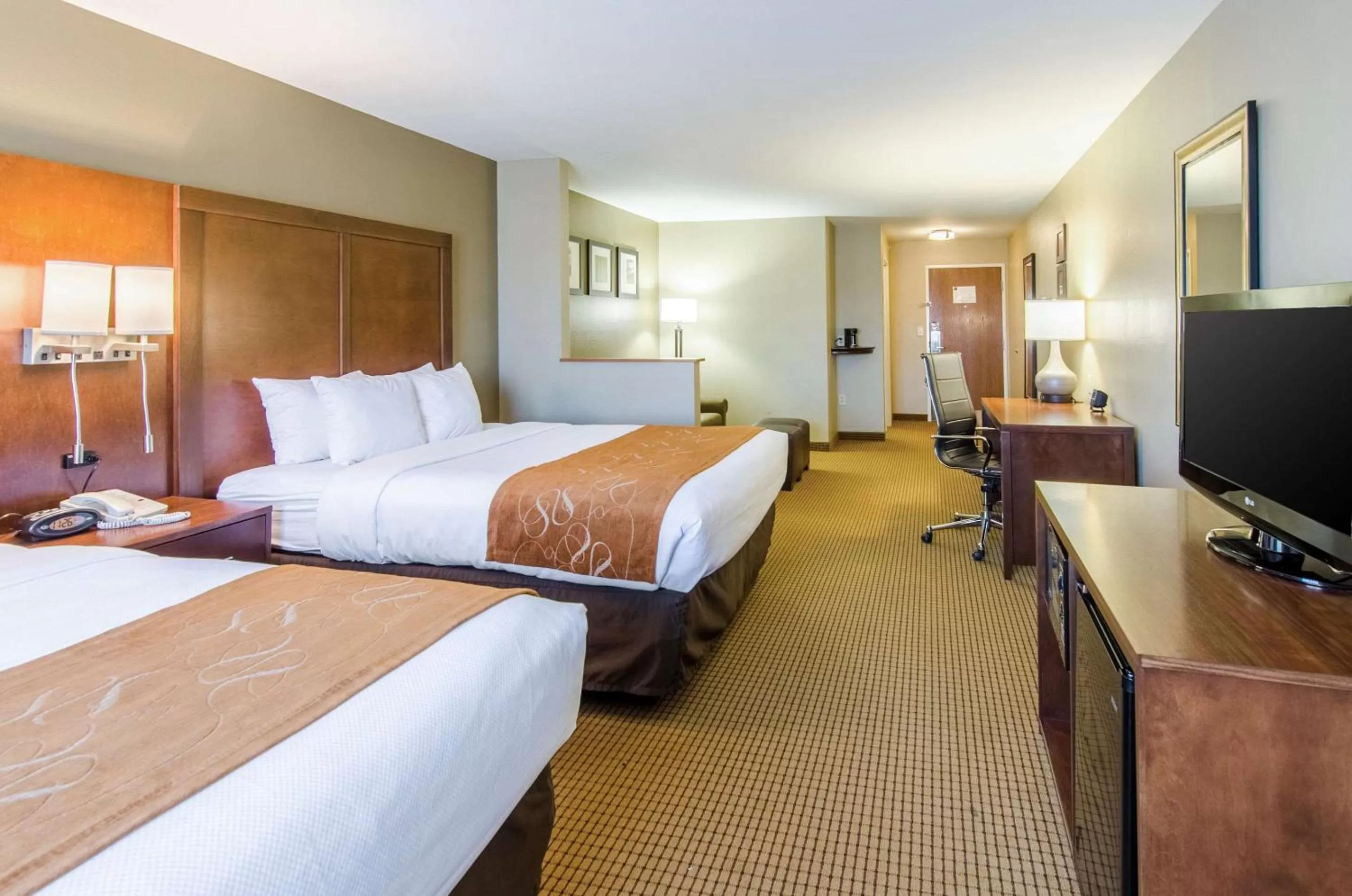 Photo of the whole room, Bed in Comfort Suites Wytheville near Conference Center