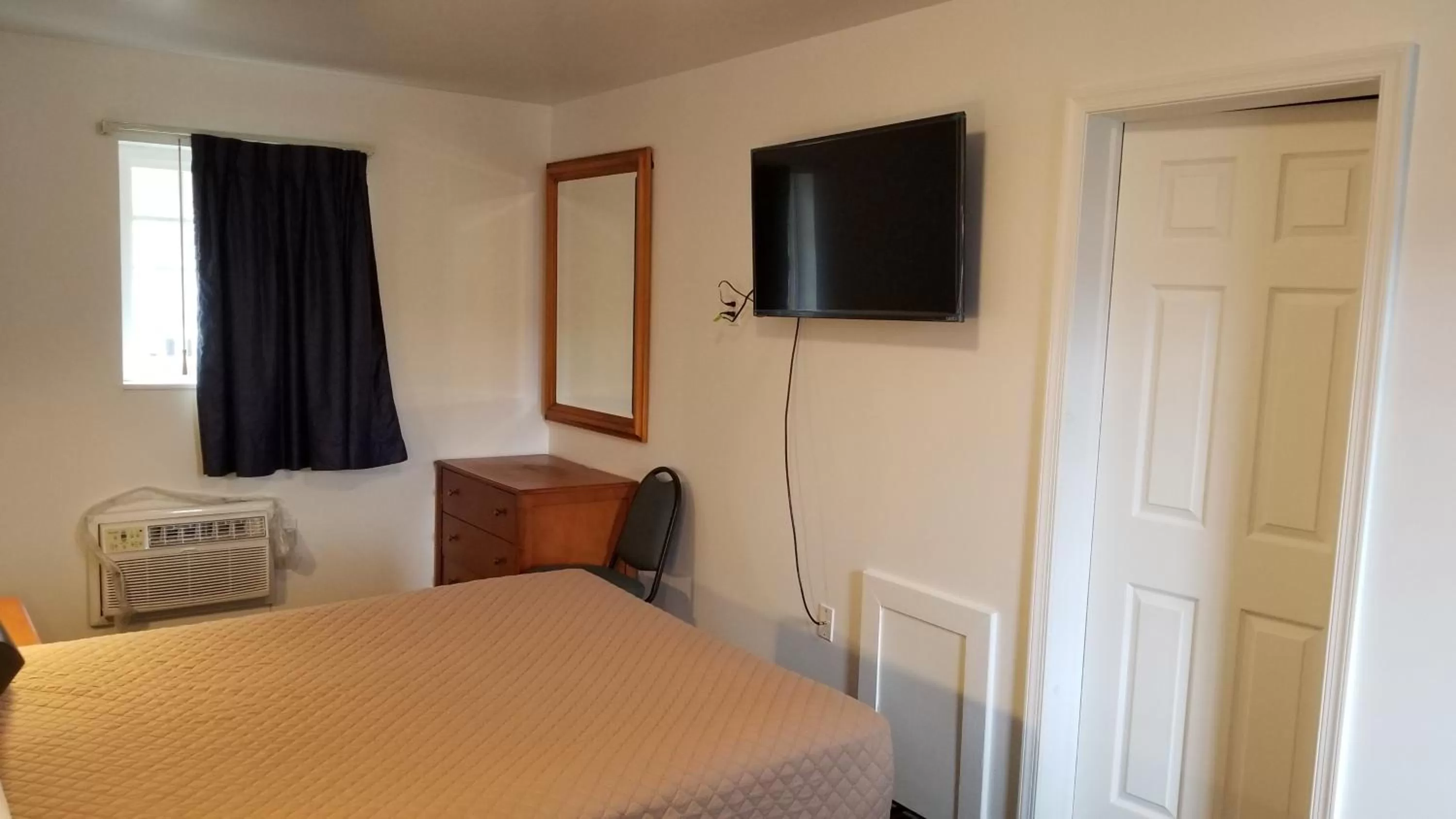 Bedroom, Bed in Budget Inn Breezewood