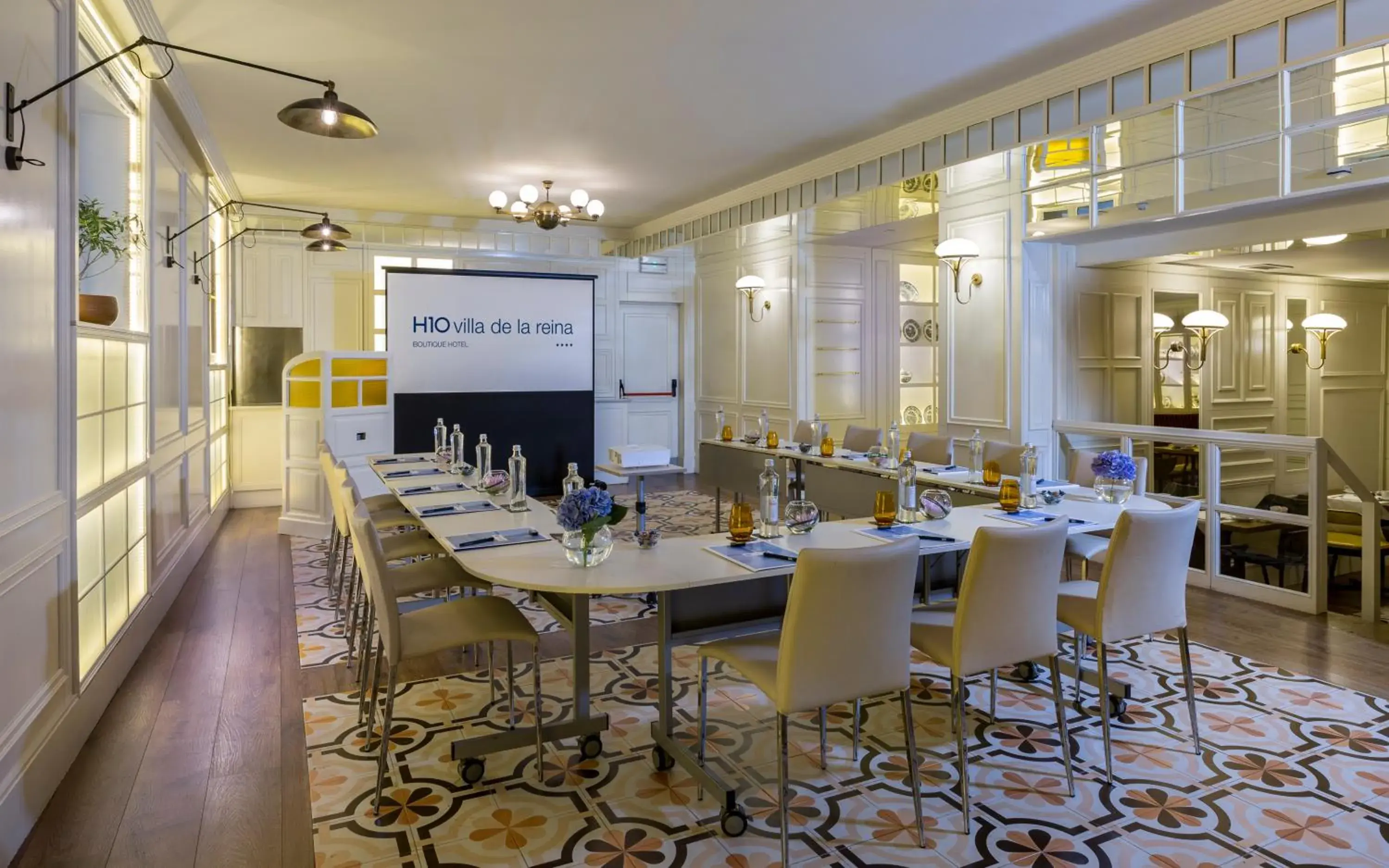 Meeting/conference room, Restaurant/Places to Eat in Boutique Hotel H10 Villa de la Reina