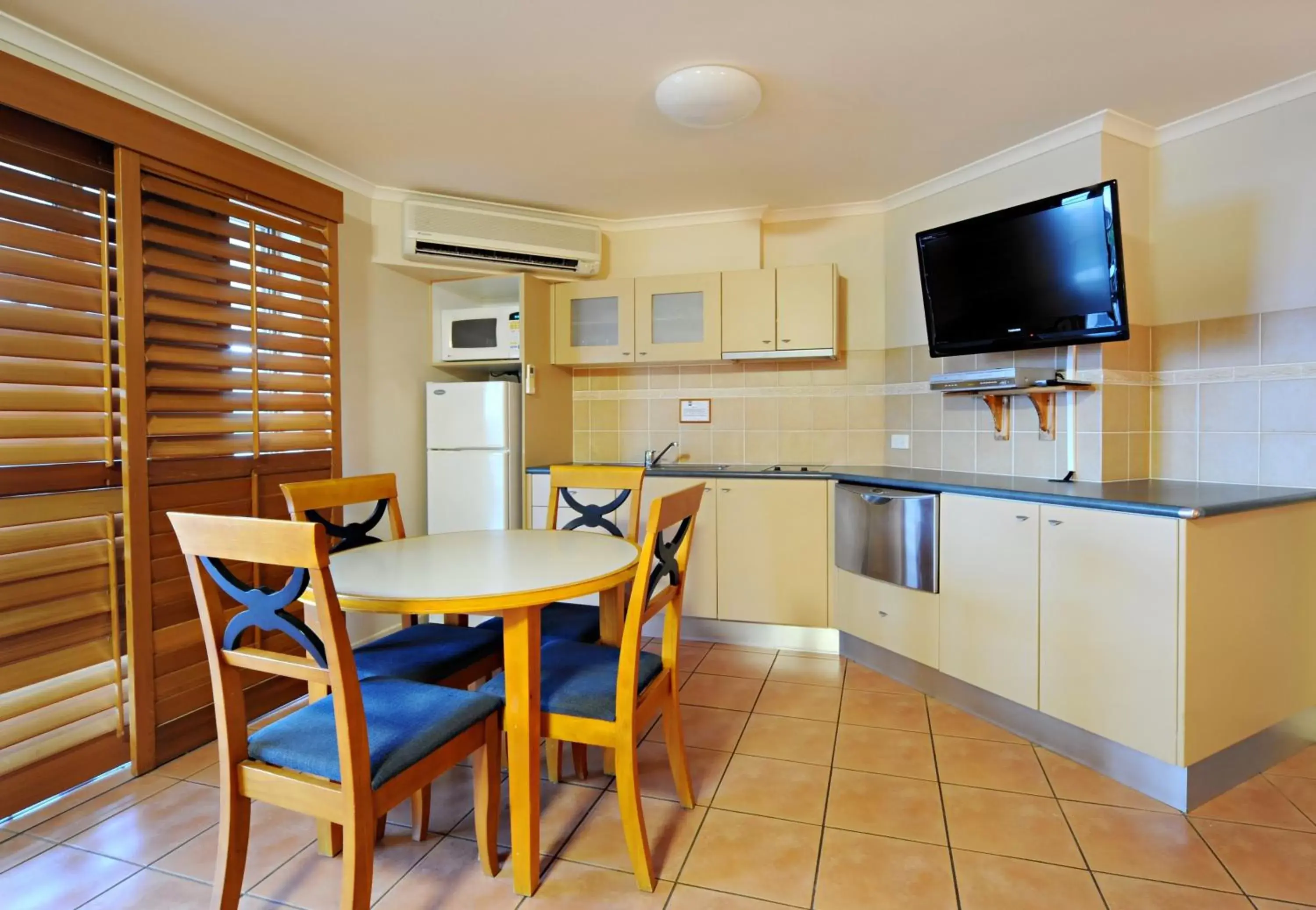 Kitchen or kitchenette, Dining Area in at Boathaven Bay Holiday Apartments