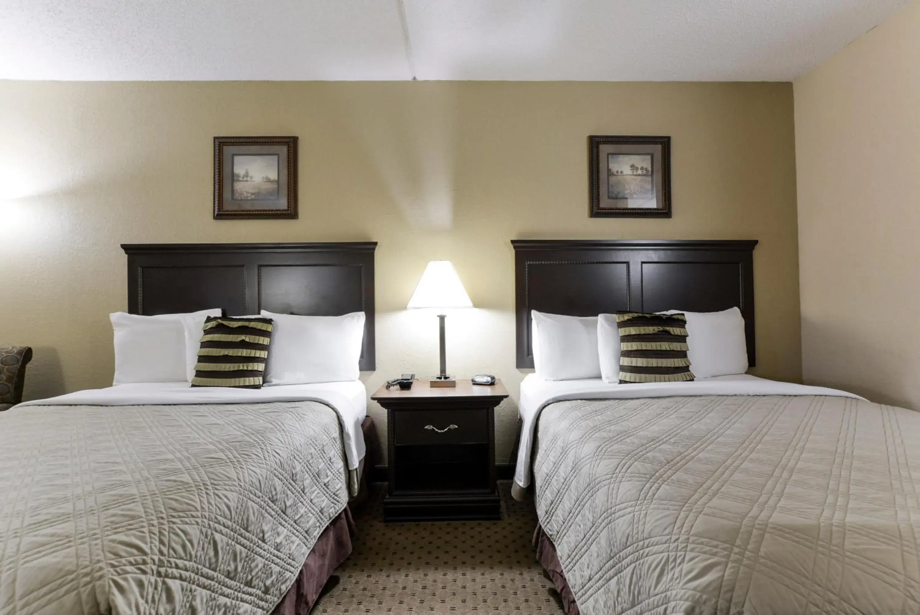 Bed in Grand View Inn & Suites Bed in Grand View Inn & Suites