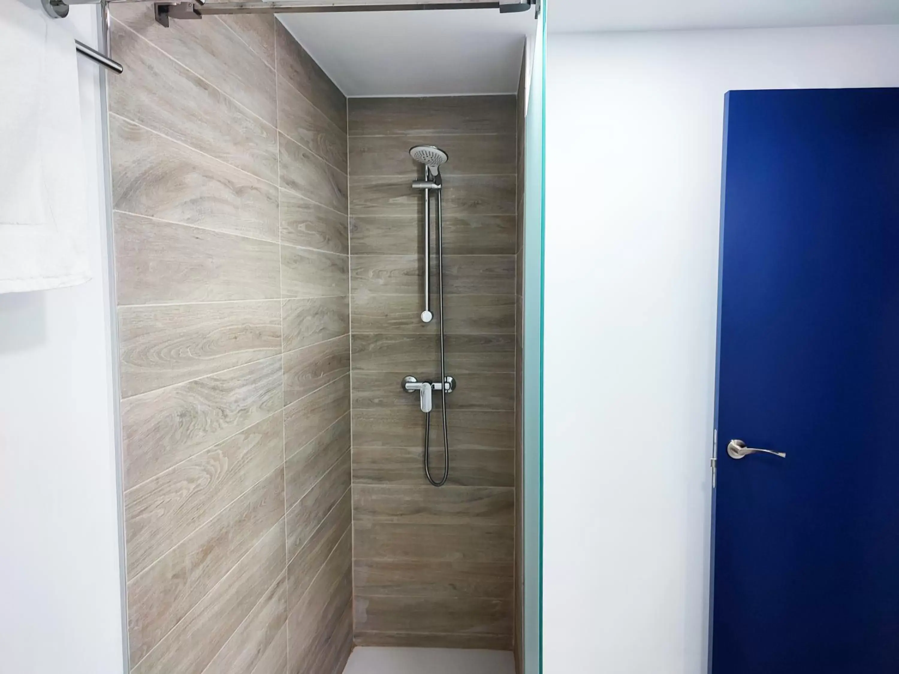 Shower, Bathroom in Hotel Flats Friends Mar Blau