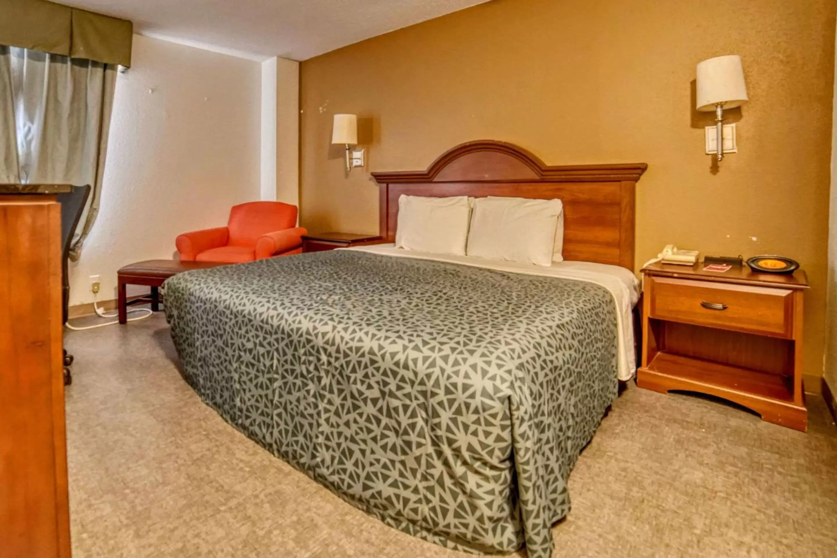 Bedroom, Bed in Econo Lodge Raleigh near Walnut Creek Amphitheatre