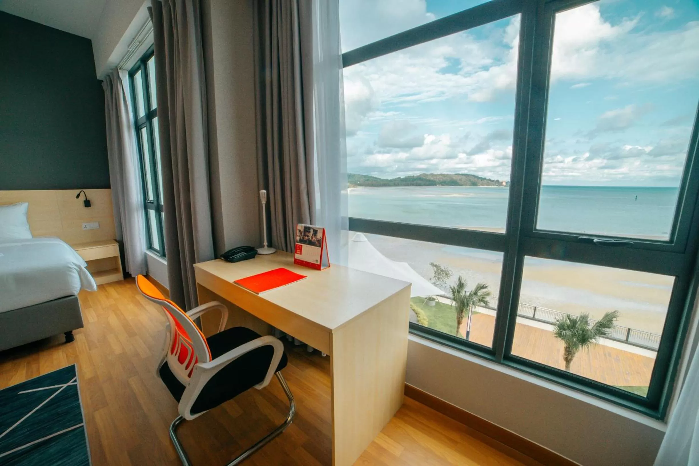 Seating area, Bed in Swiss-Belhotel Kuantan