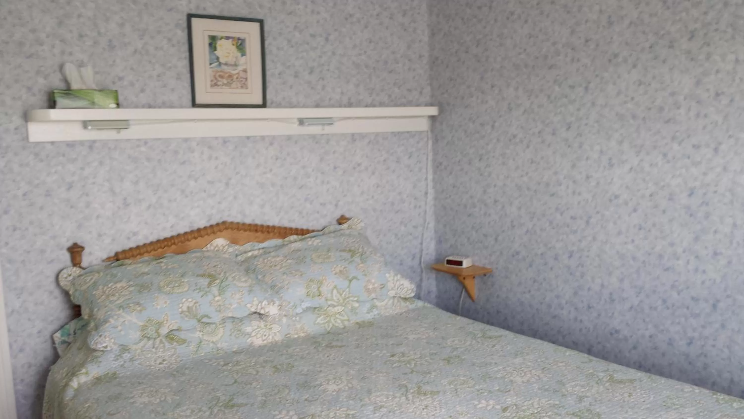 Bed in Compass Rose Heritage Inn