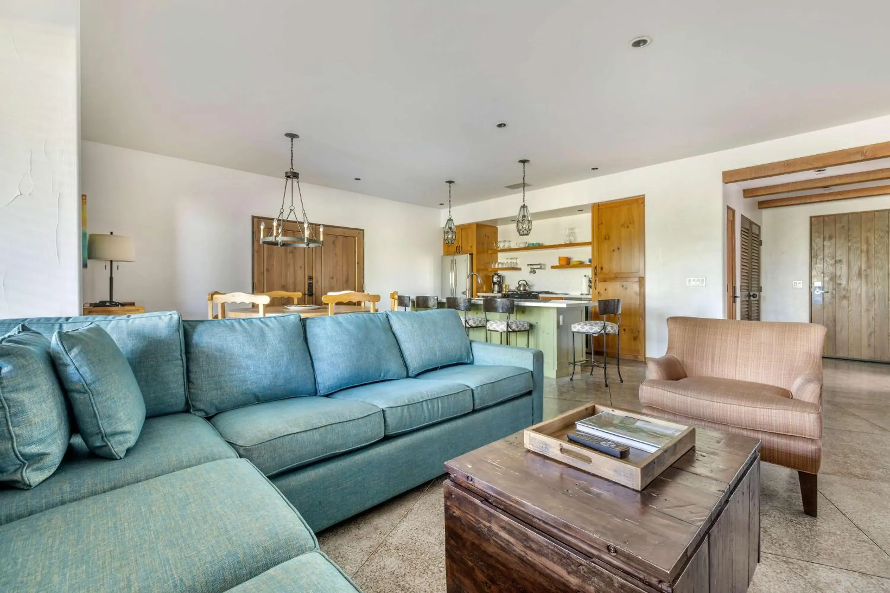 Kitchen or kitchenette, Seating Area in Hilton Grand Vacations Club Palm Desert