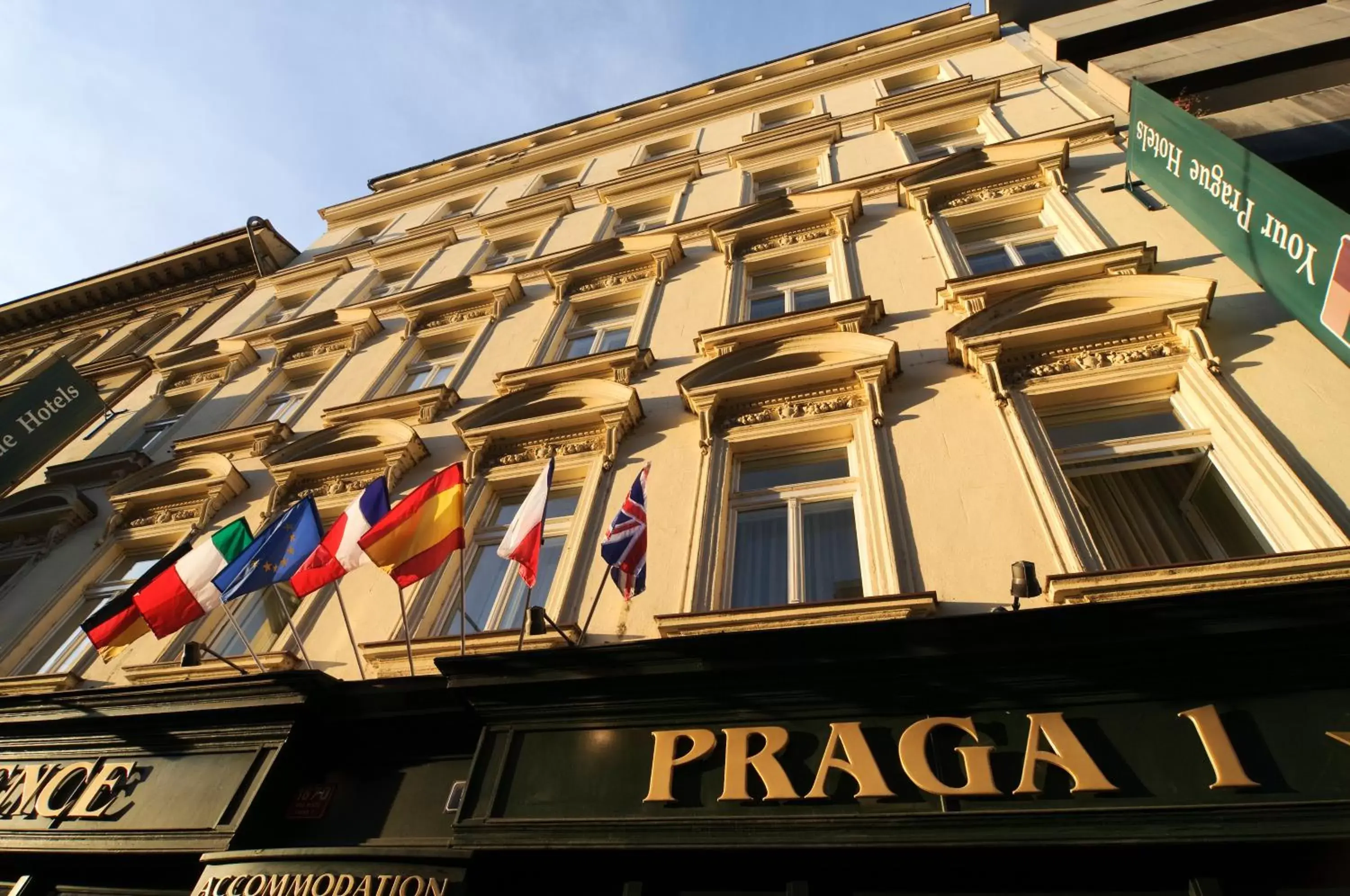 Facade/entrance in Hotel Praga 1