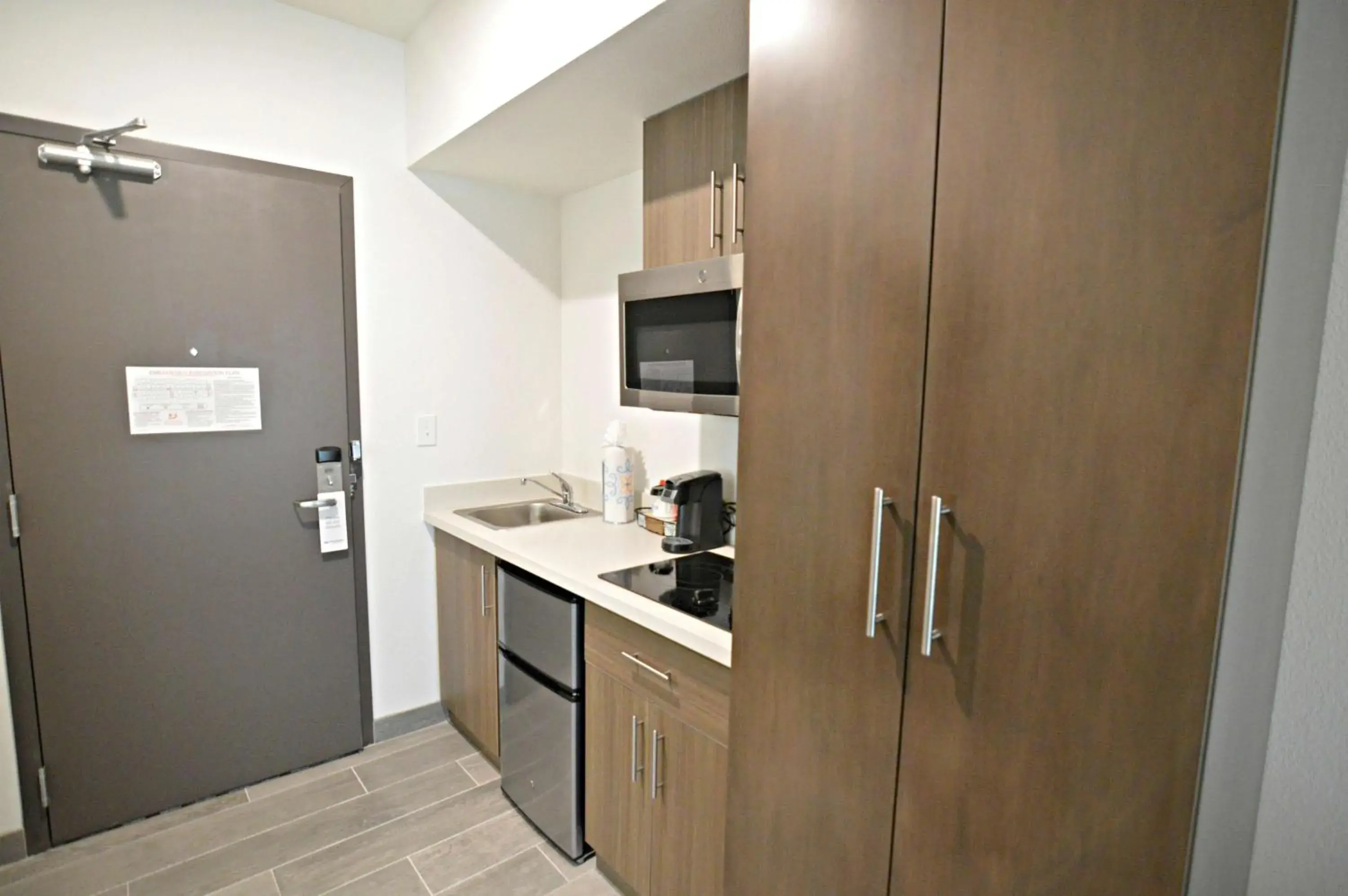 Photo of the whole room, Kitchen/Kitchenette in Best Western Plus Executive Residency Austin