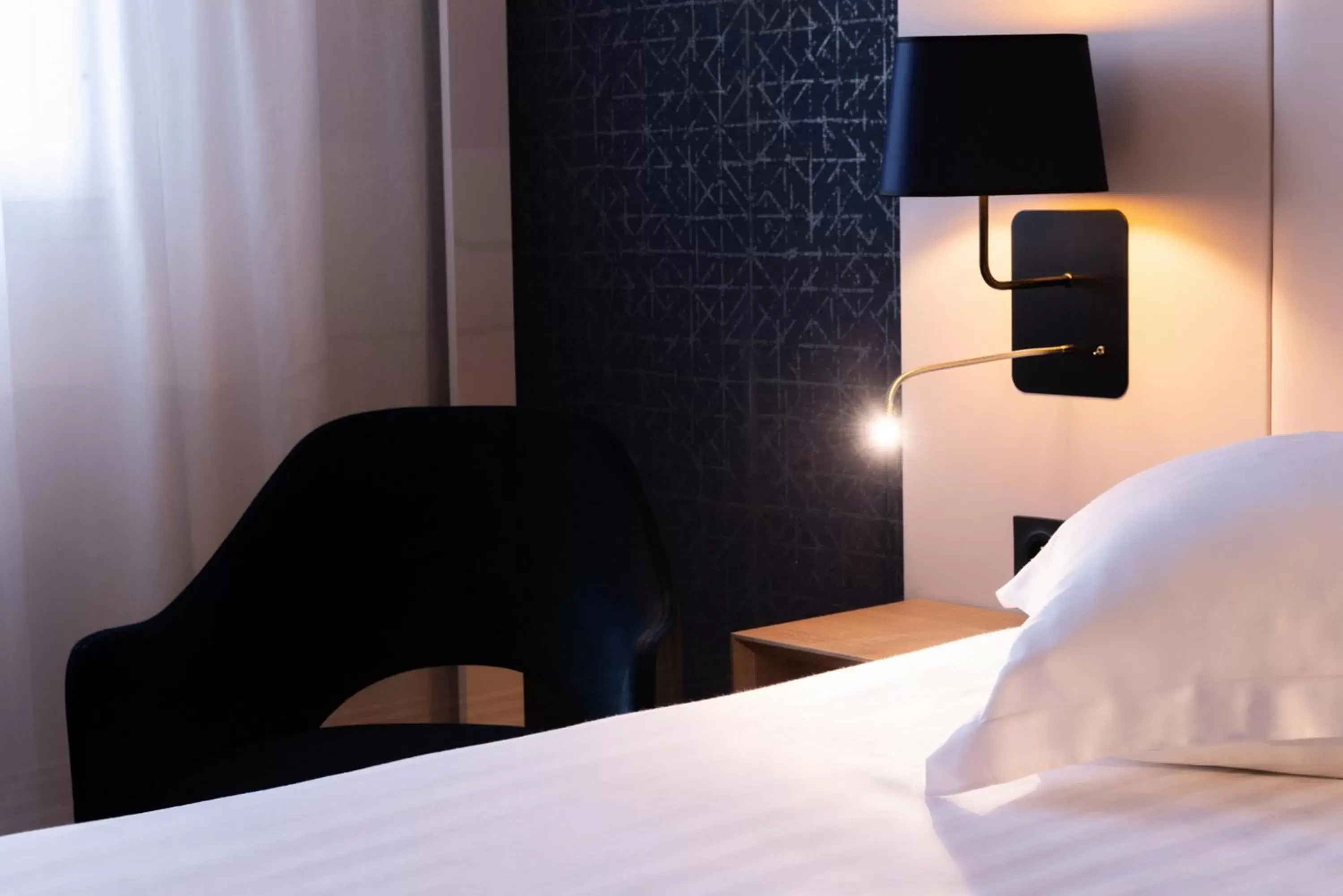 Bedroom, Bed in L'Amirauté Brest Bedroom, Bed in L'Amirauté Brest