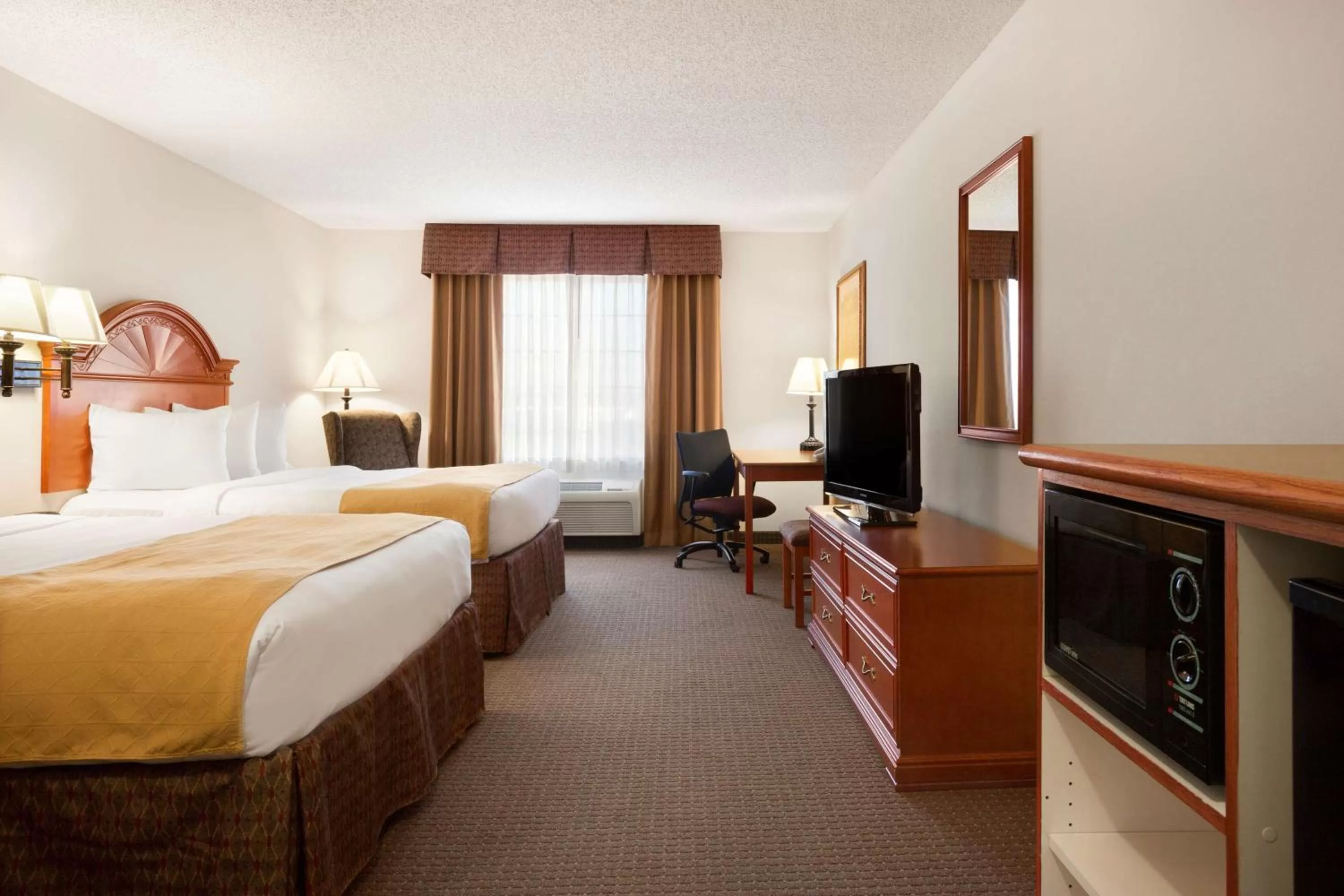 Photo of the whole room, TV/Entertainment Center in Country Inn & Suites by Radisson, Northwood, IA