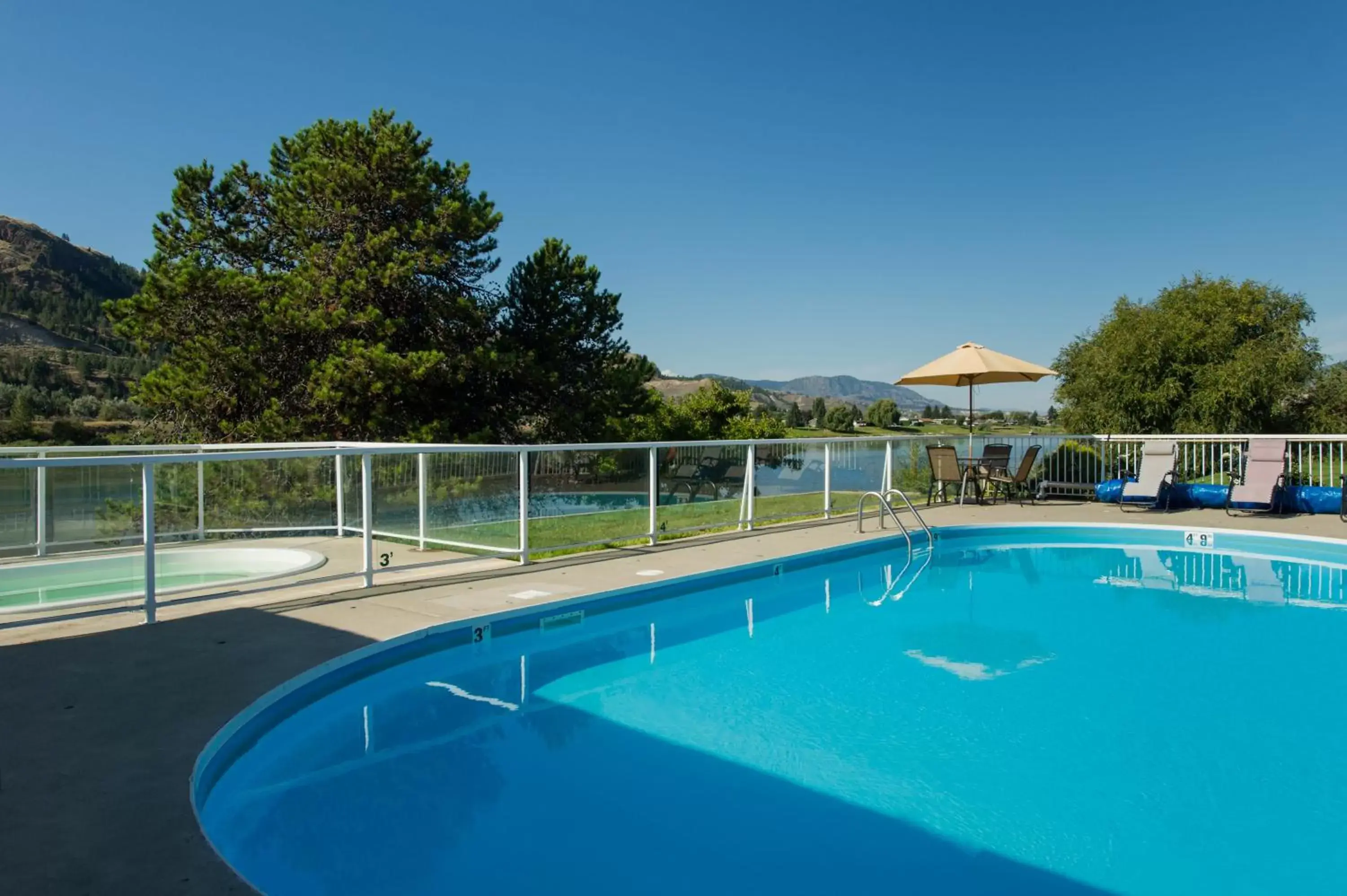 Swimming Pool in South Thompson Inn & Conference Centre