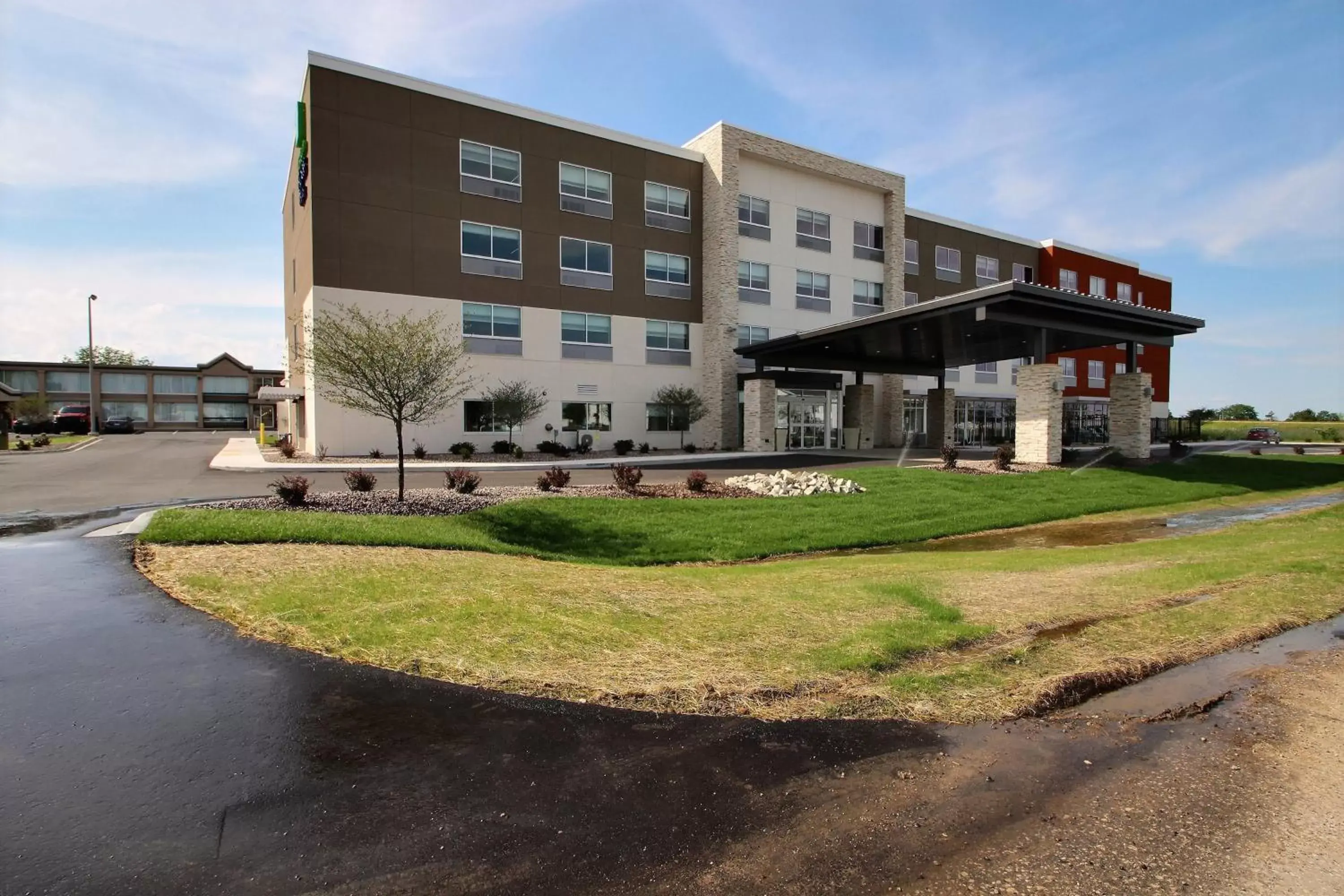 Property Building in Holiday Inn Express & Suites Fond Du Lac, an IHG Hotel