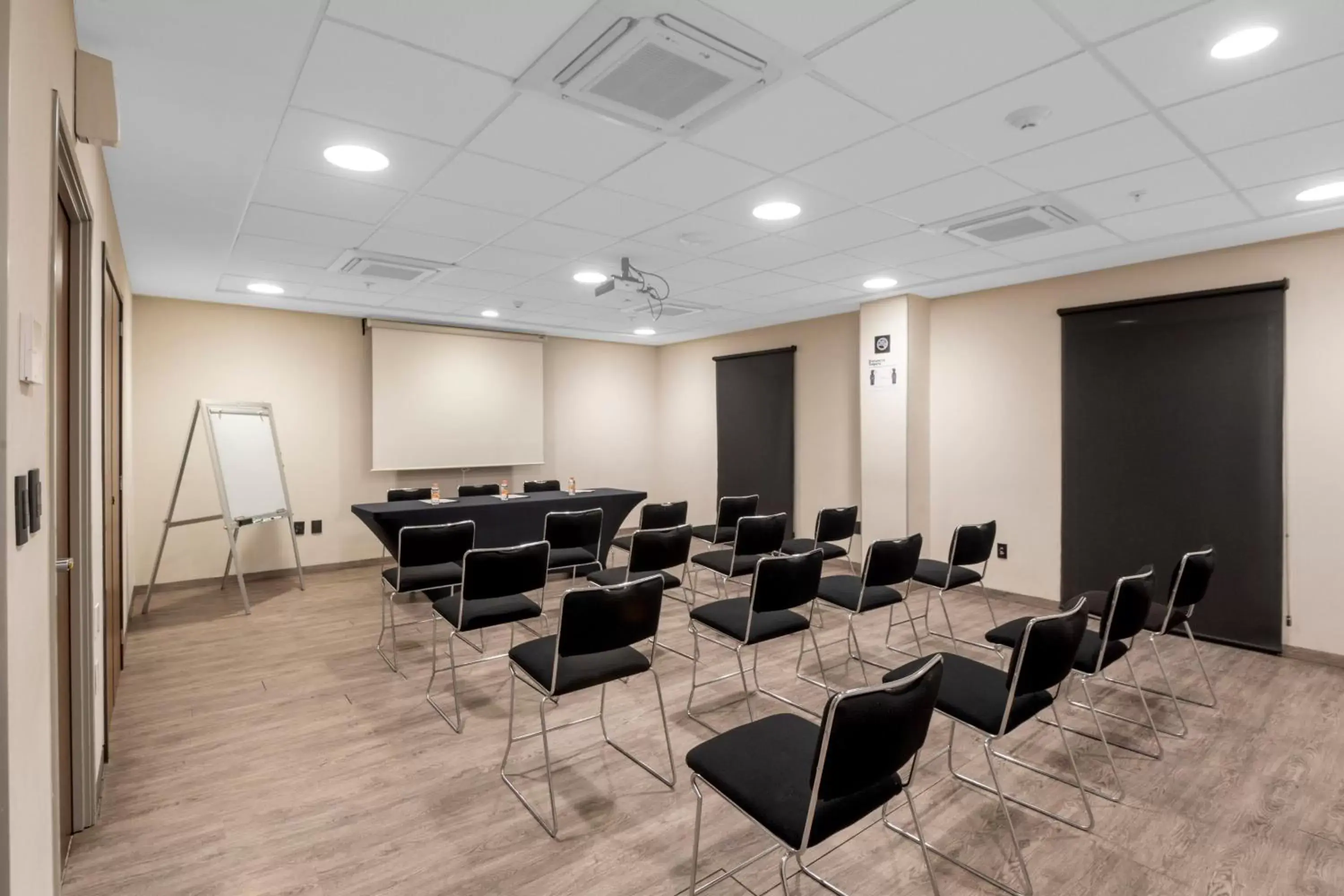 Meeting/conference room in City Express Plus by Marriott Guadalajara Palomar