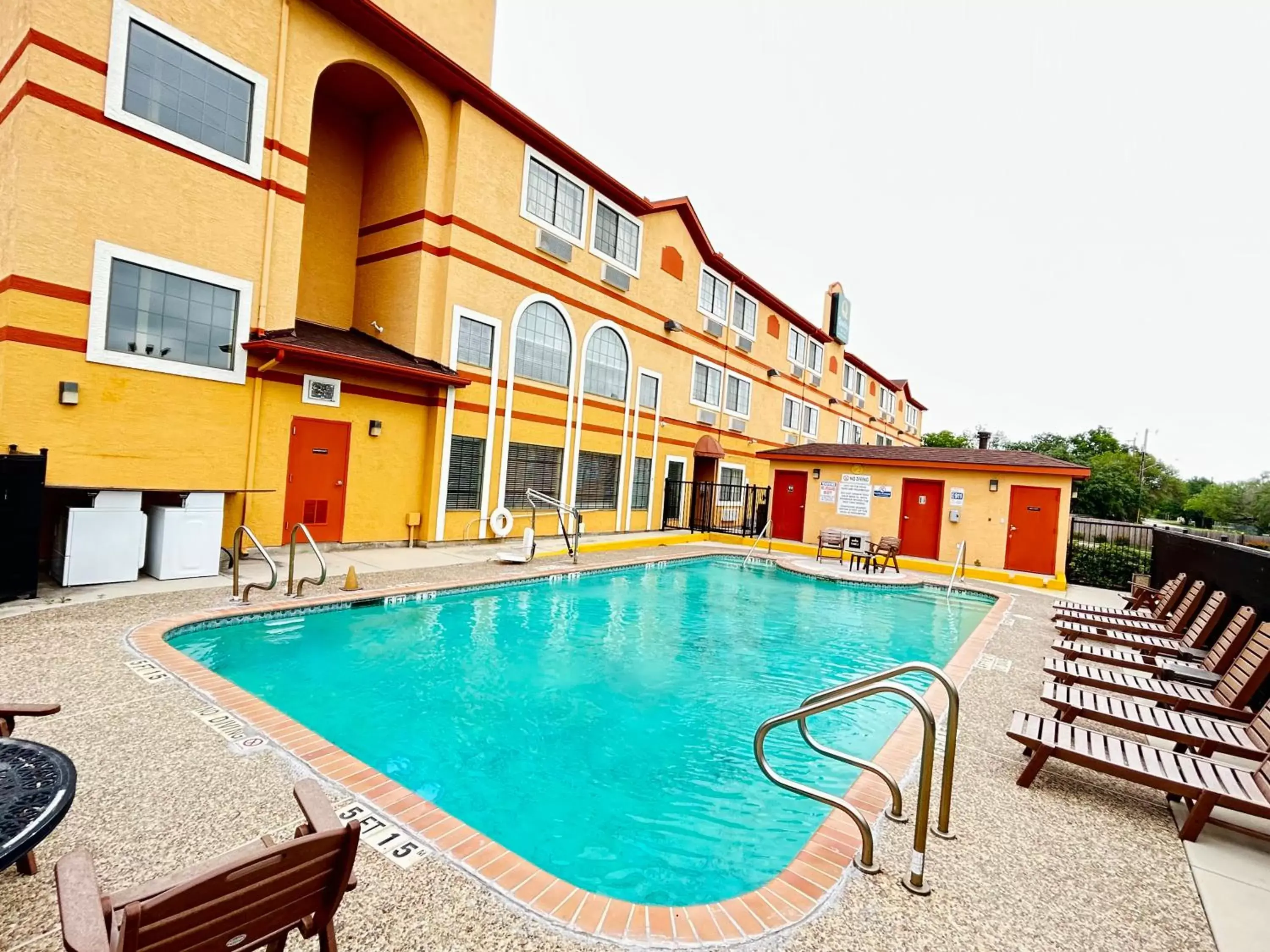 Swimming pool, Property Building in Quality Suites San Antonio