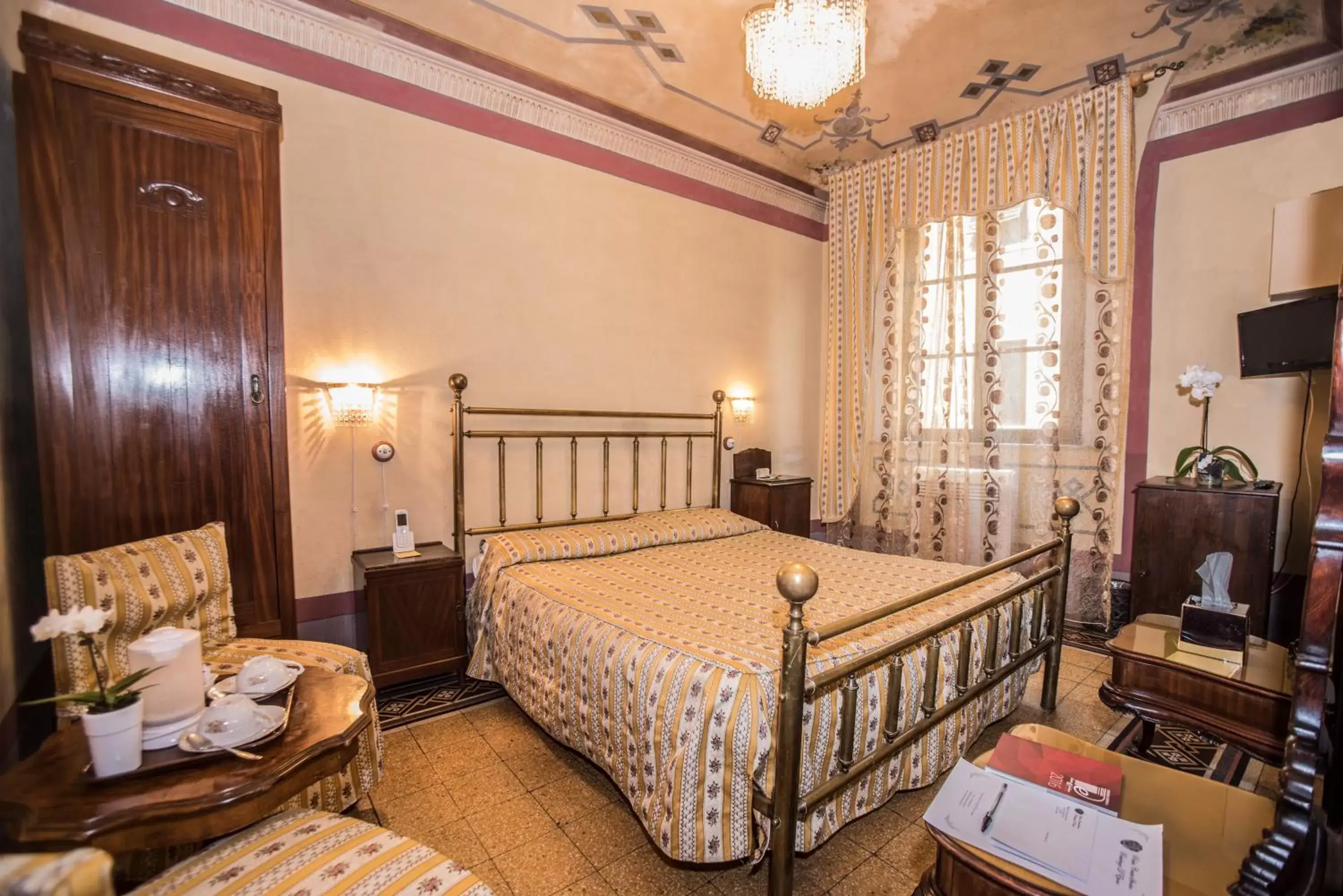 Photo of the whole room, Bed in Relais Centro Storico