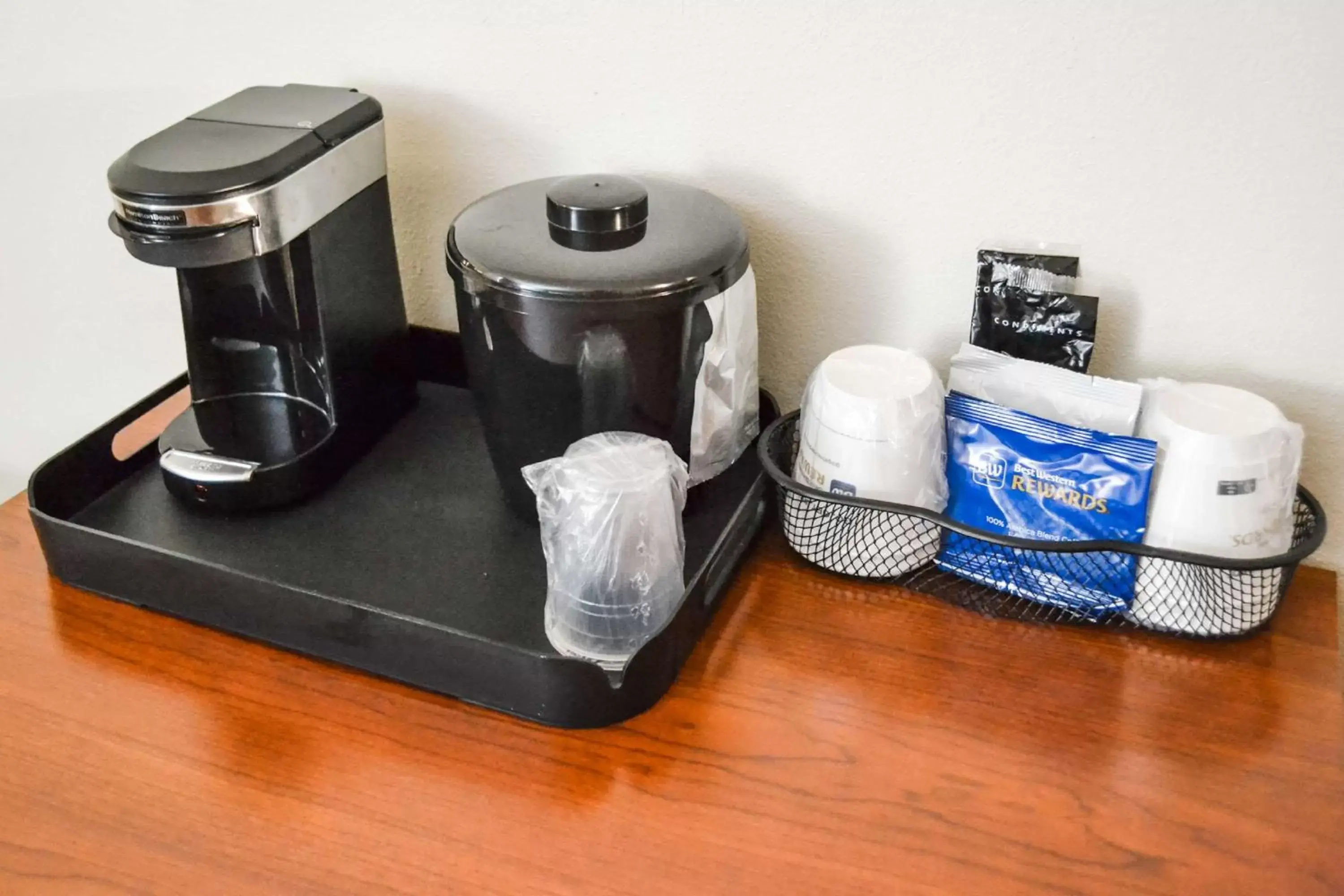 Photo of the whole room, Coffee/Tea Facilities in SureStay Hotel by Best Western Bowling Green North