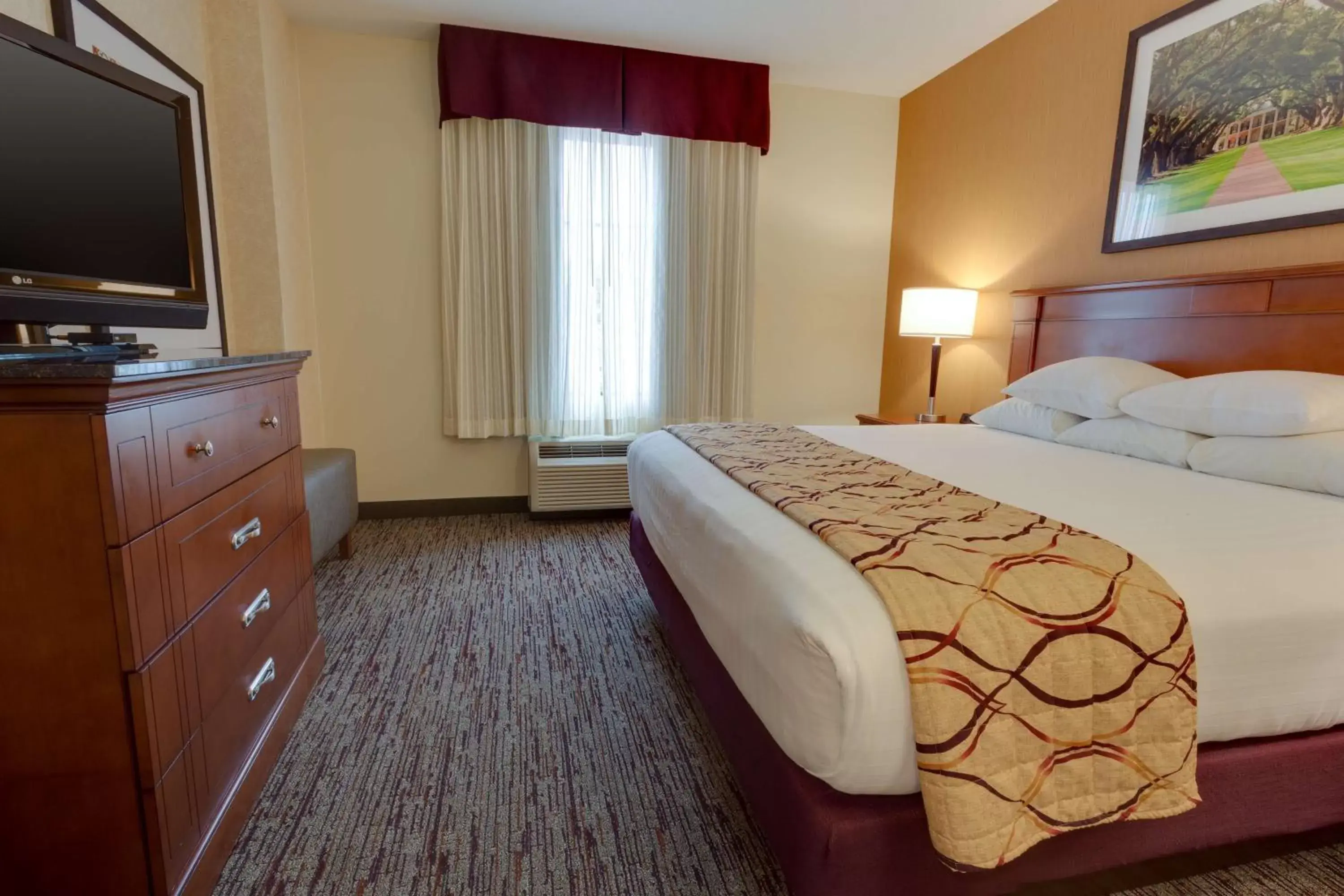 Photo of the whole room, Bed in Drury Inn & Suites Baton Rouge