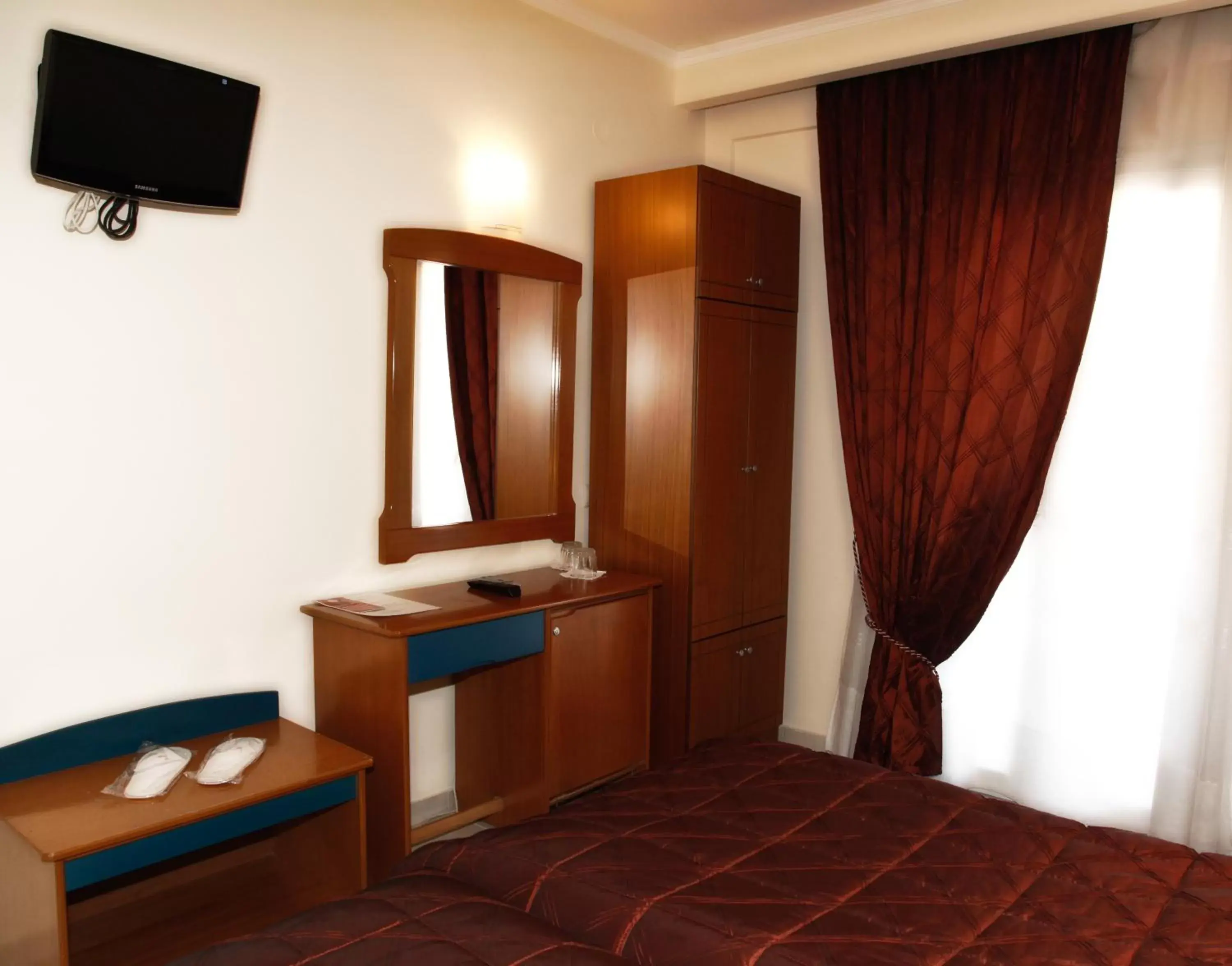 Bedroom, TV/Entertainment Center in Alexiou Hotel