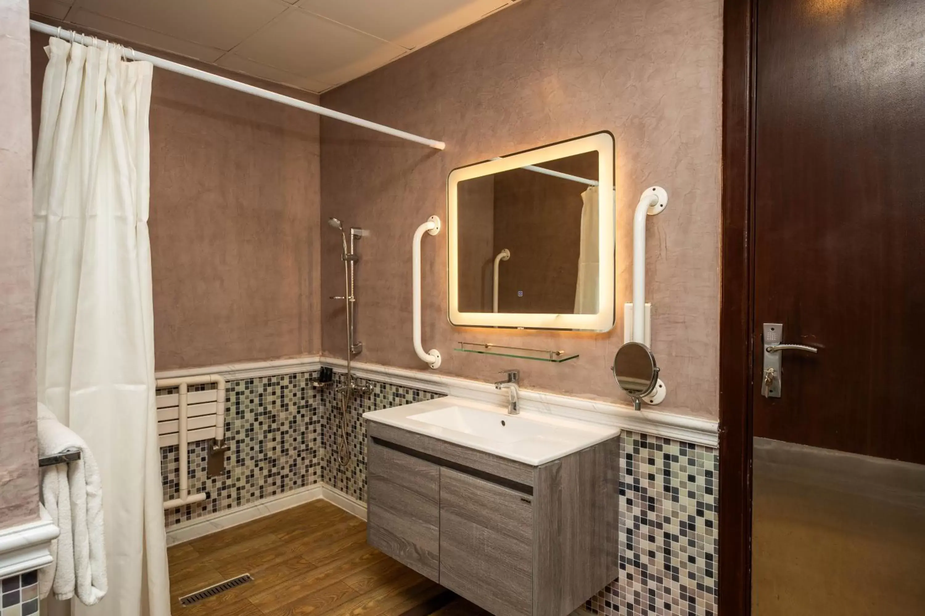 Shower, Bathroom in Ezdan Hotels Doha