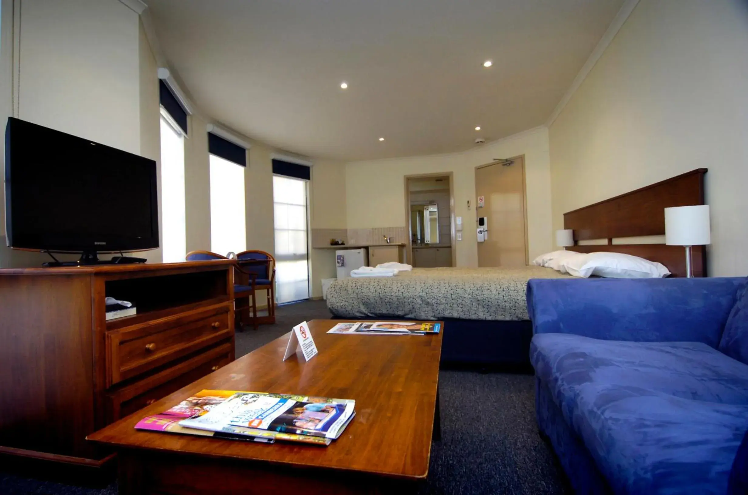 Photo of the whole room, TV/Entertainment Center in Canberra Parklands Central Apartment Hotel