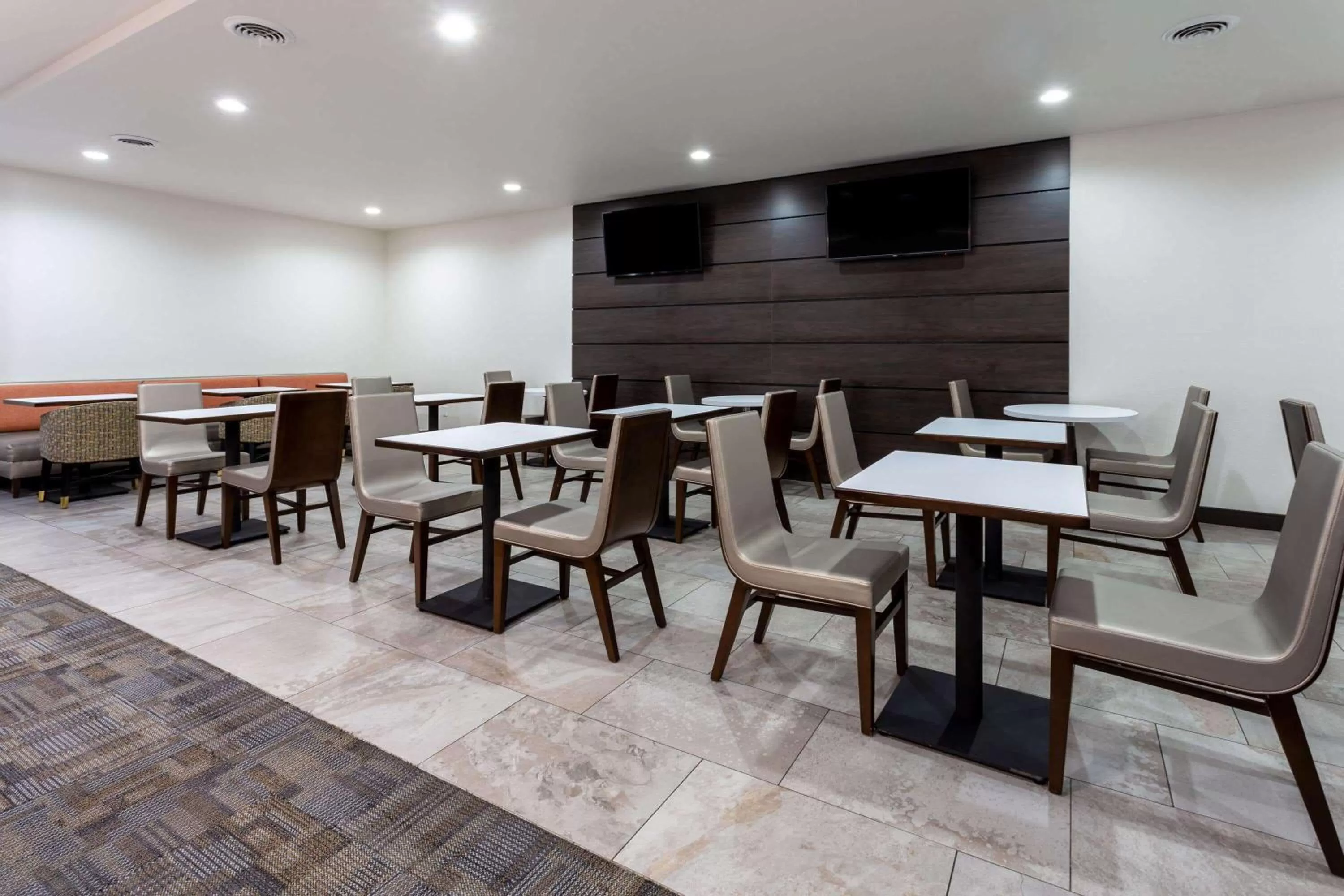 Restaurant/places to eat in Wingate by Wyndham Wisconsin Dells Waterpark