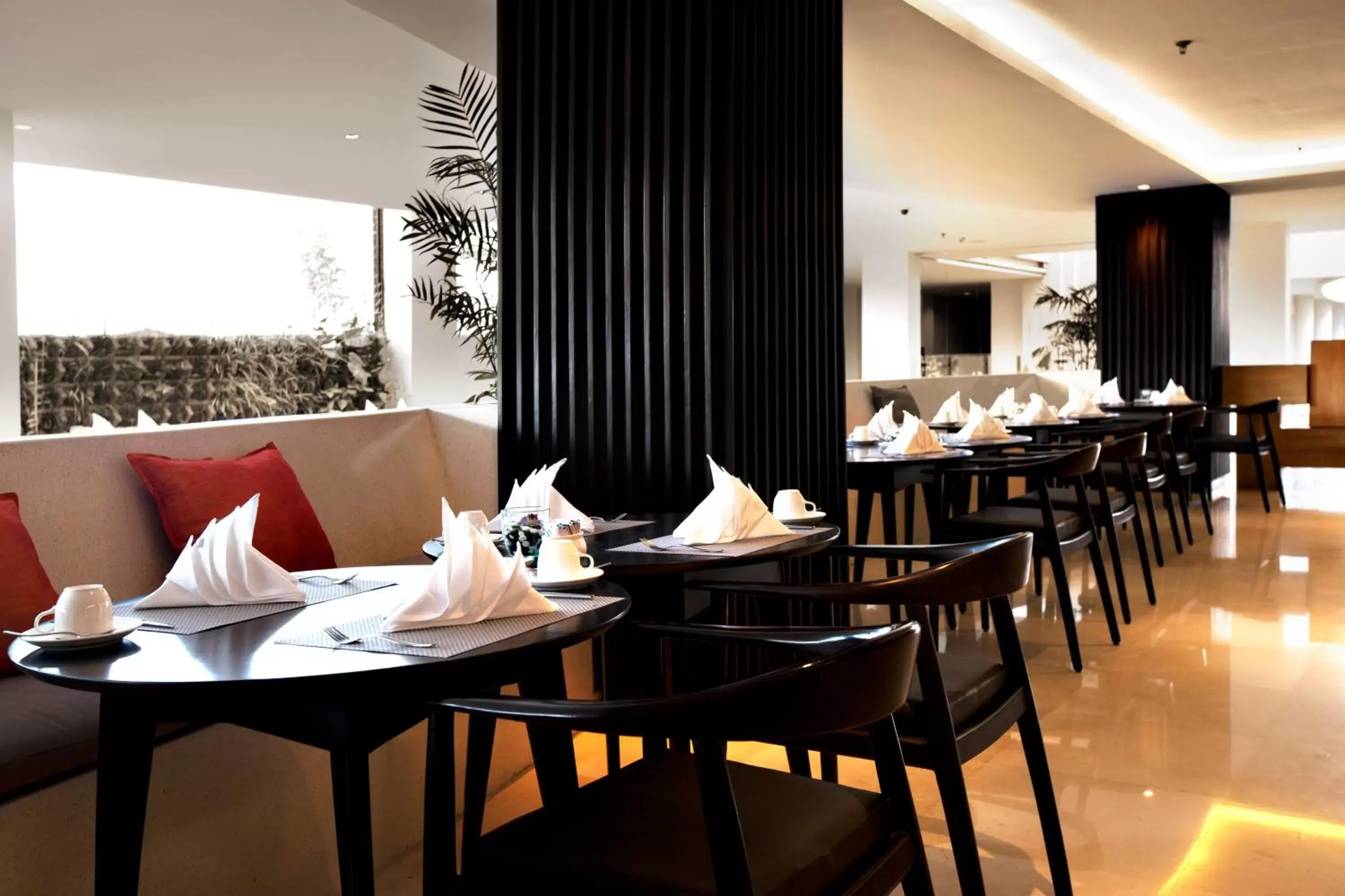 Restaurant/Places to Eat in b Hotel Bali & Spa