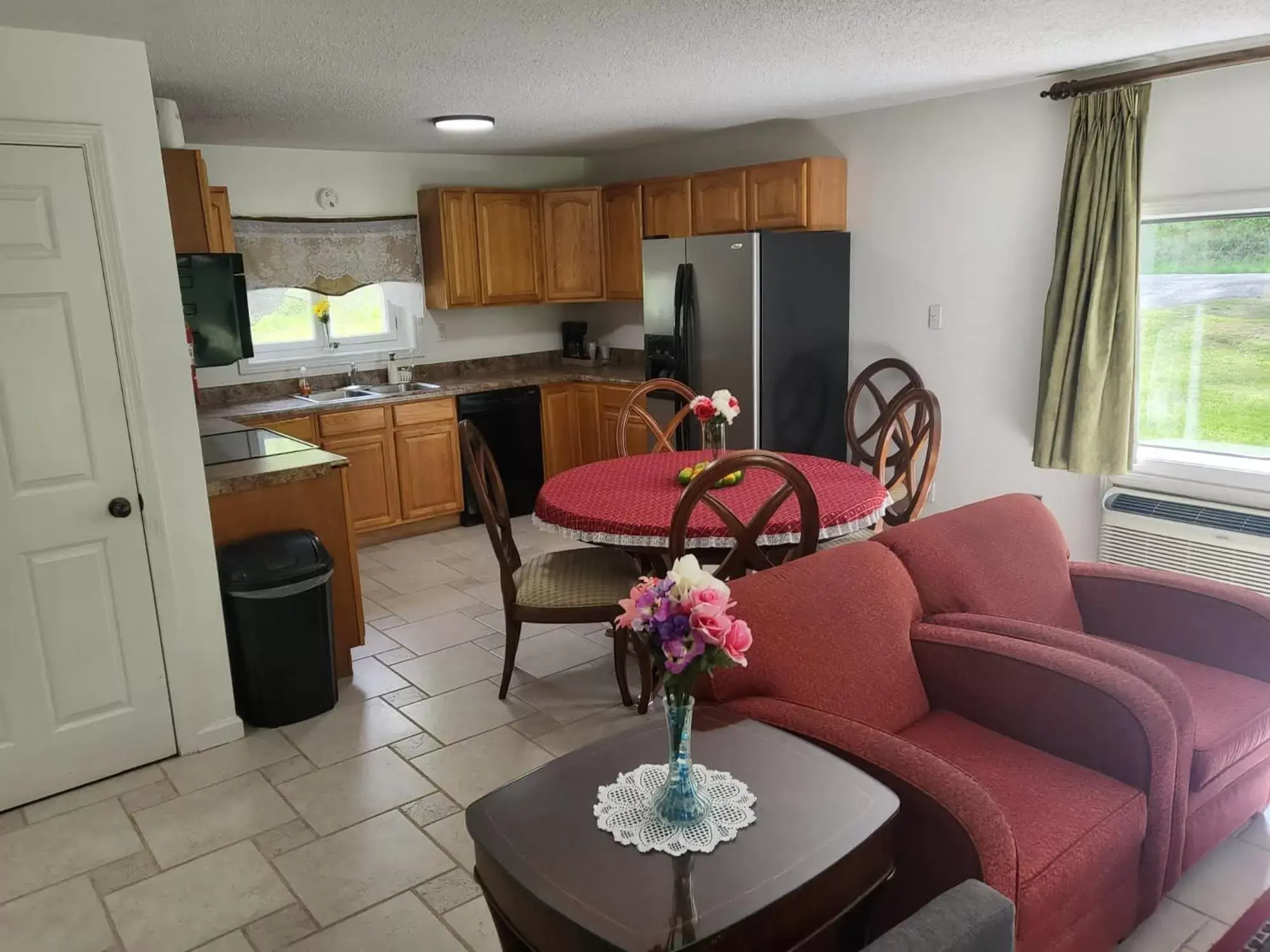 Kitchen or kitchenette, Kitchen/Kitchenette in Pinetree Inn