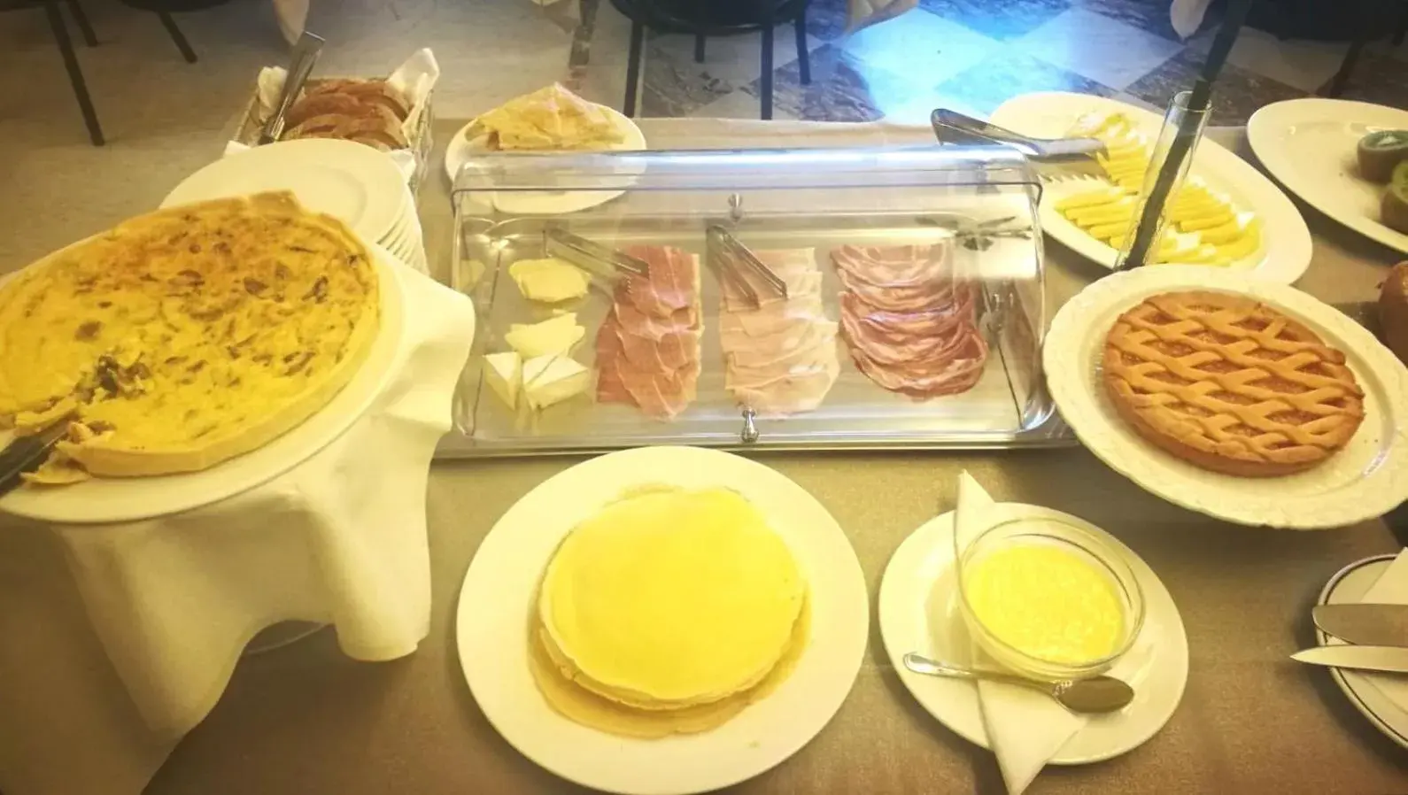 Continental breakfast, Food in Hotel Altamira