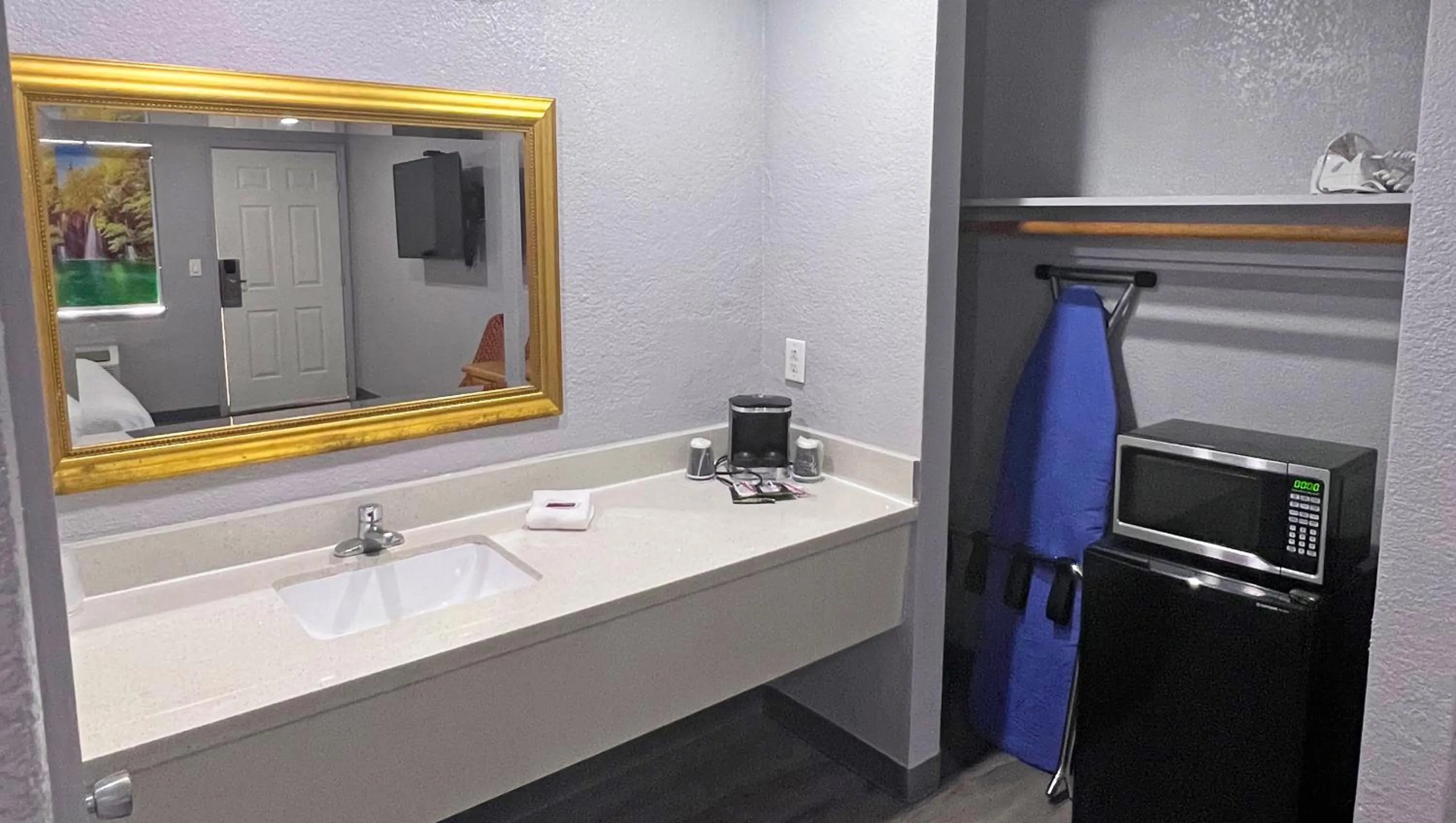 Bathroom in Anchorage Inn Lakeport