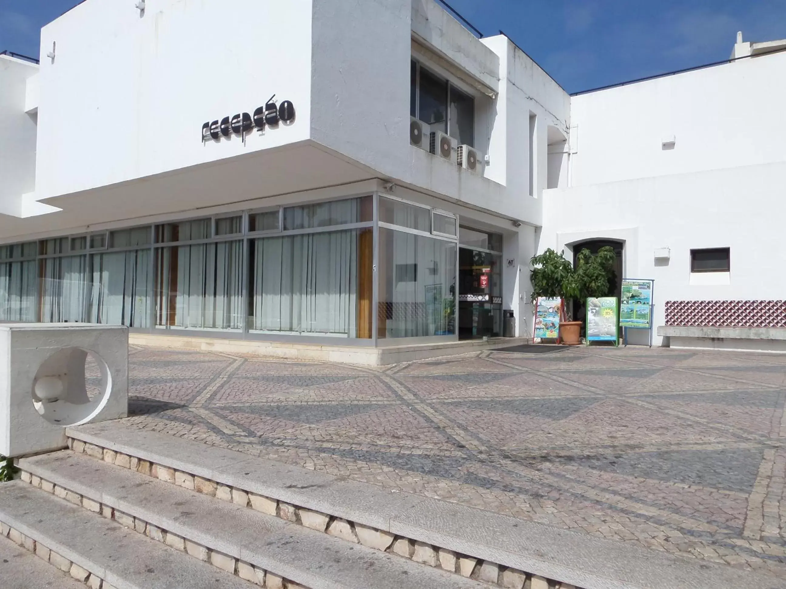Facade/entrance, Property Building in Albufeira Jardim by Umbral