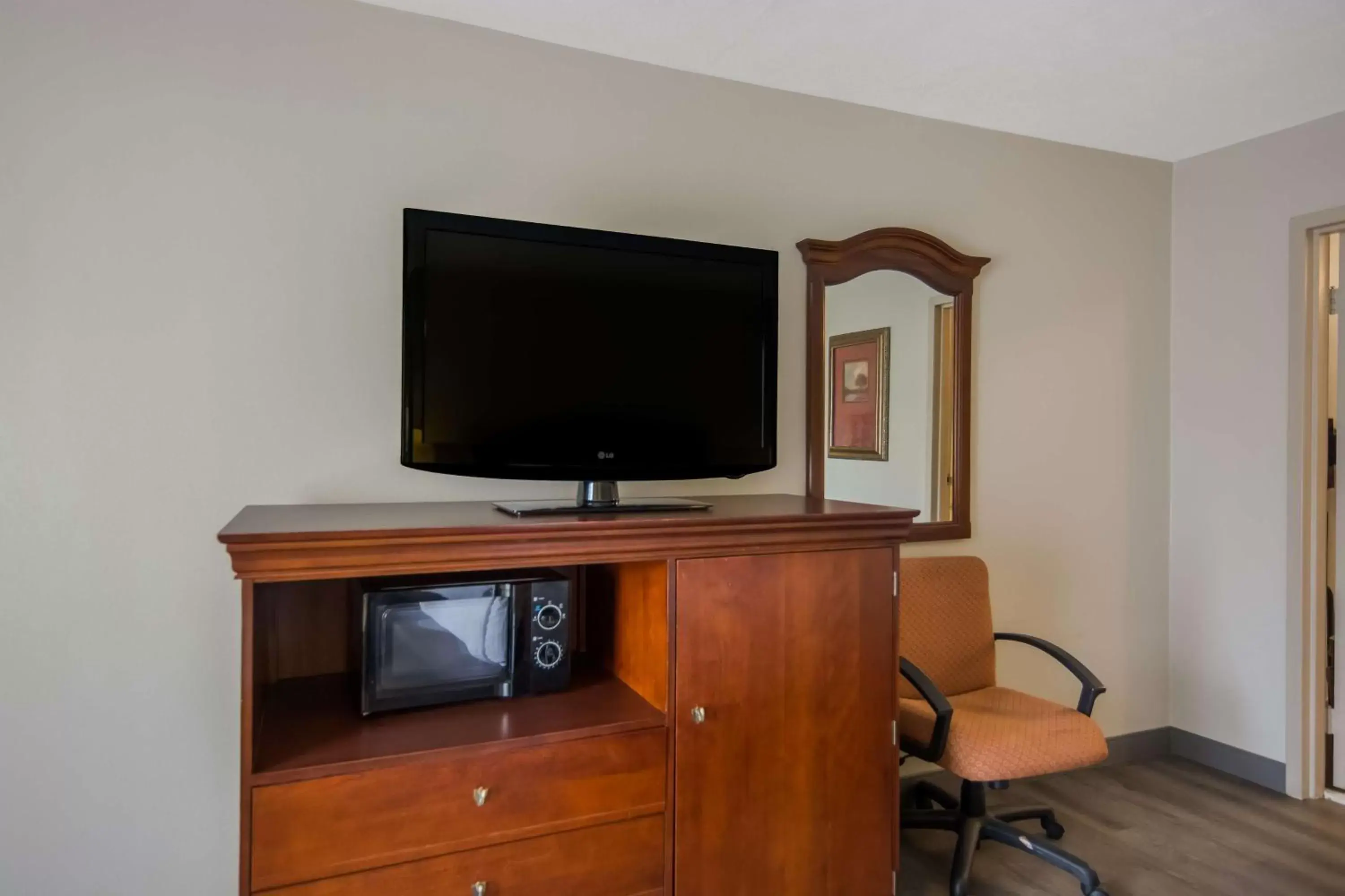 Bedroom, TV/Entertainment Center in Best Western Aquia Quantico