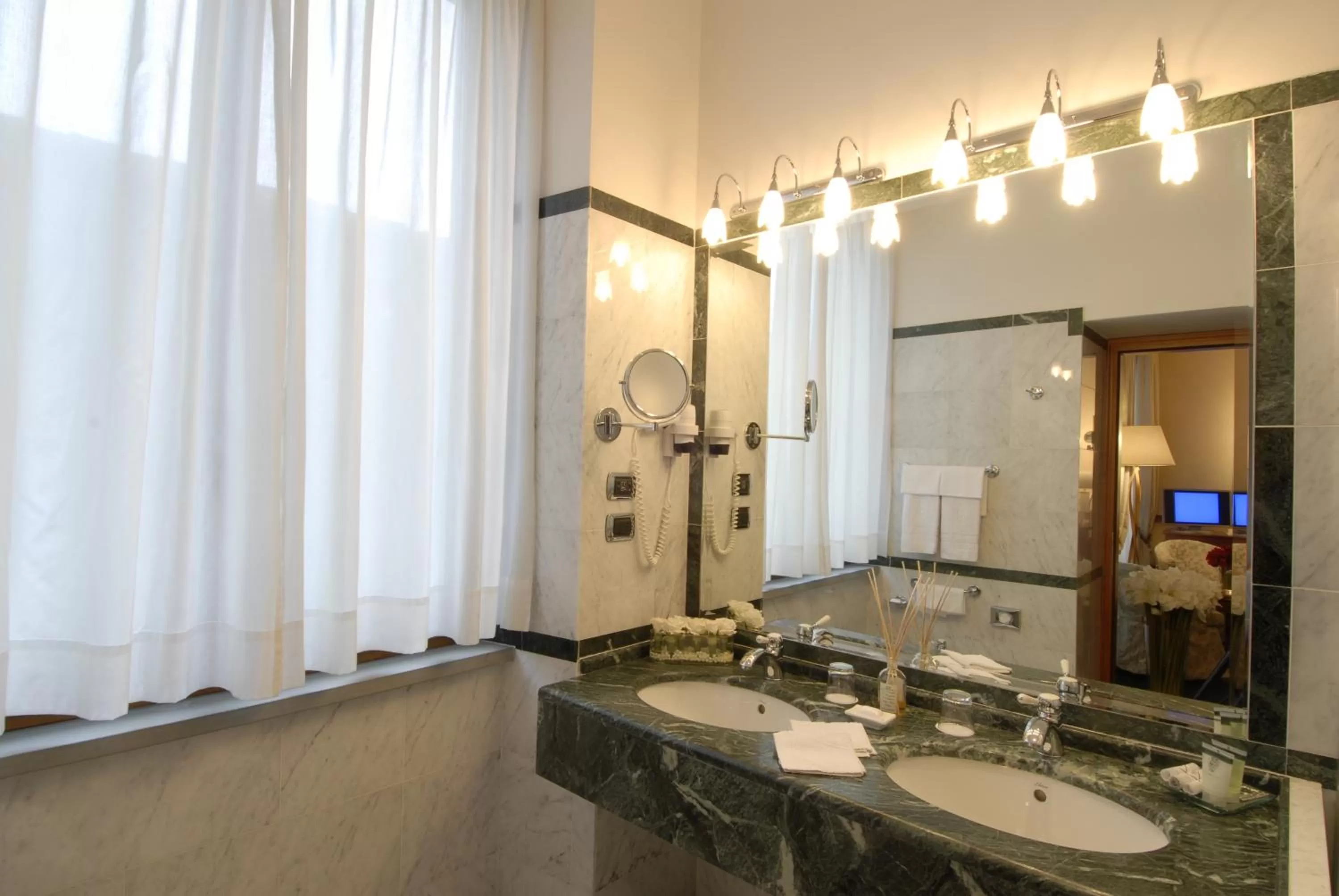 Bathroom in Hotel degli Orafi