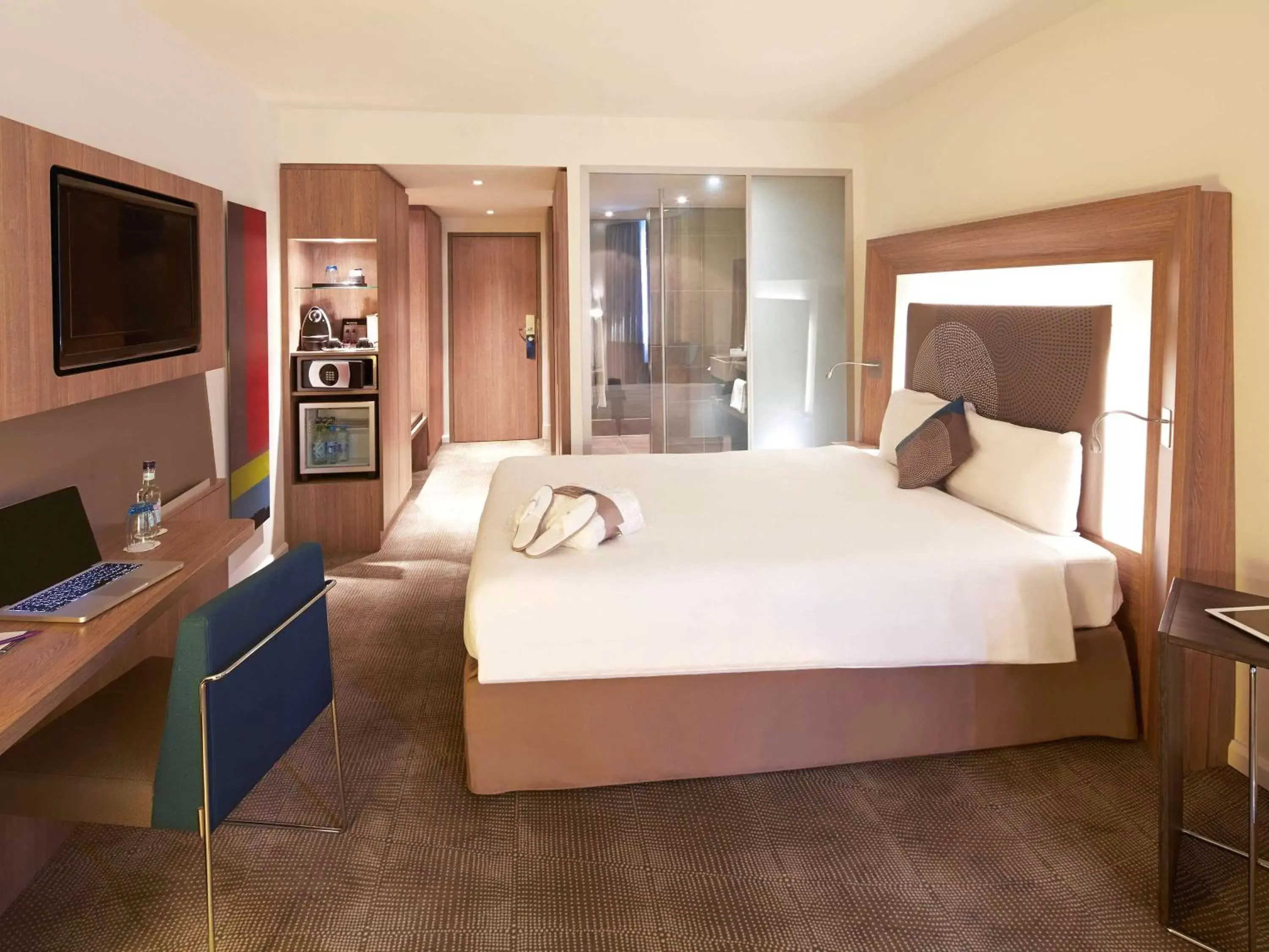 Photo of the whole room, Bed in Novotel London Tower Bridge