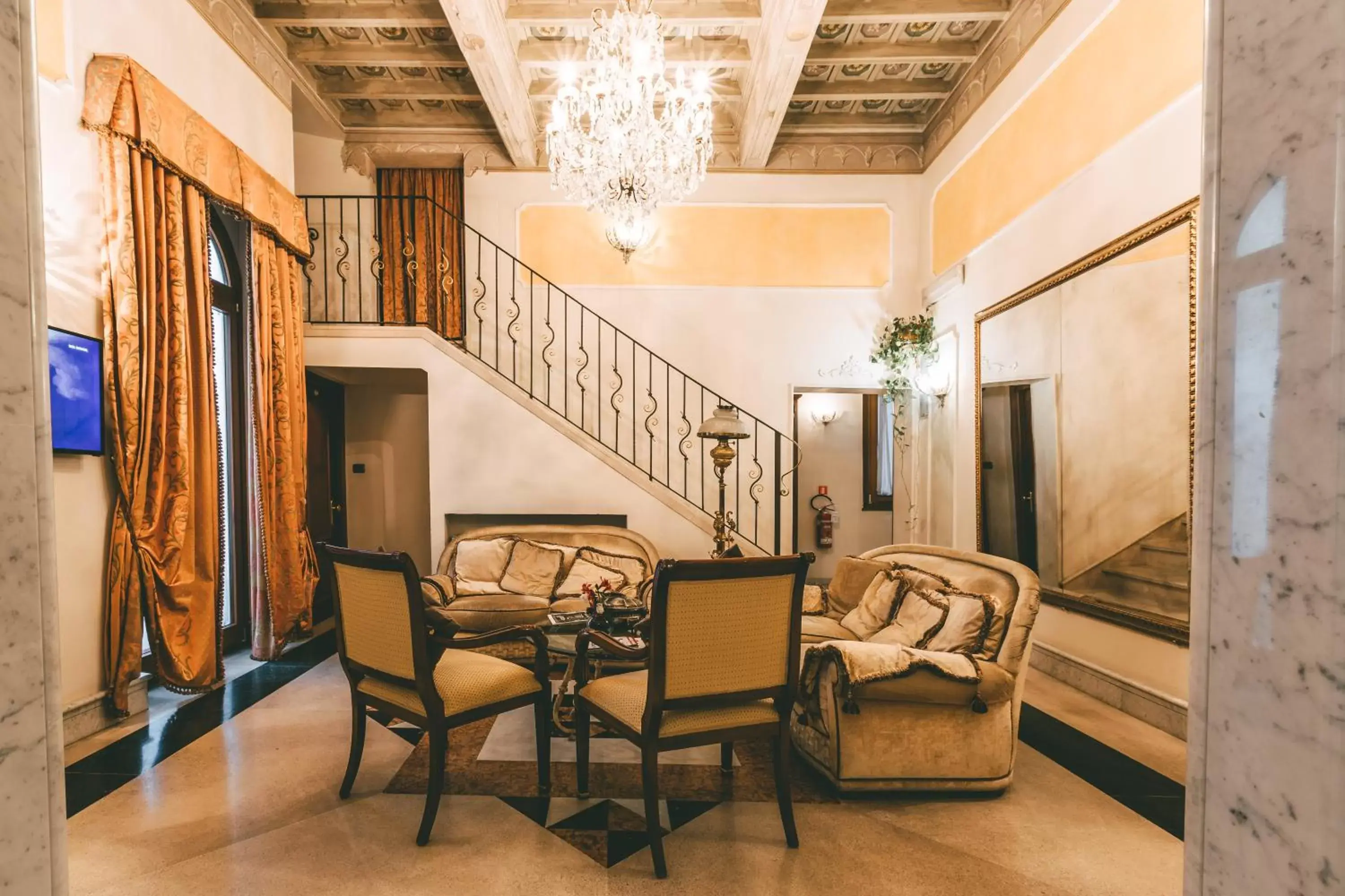 Lobby/Reception in Domus Florentiae Hotel