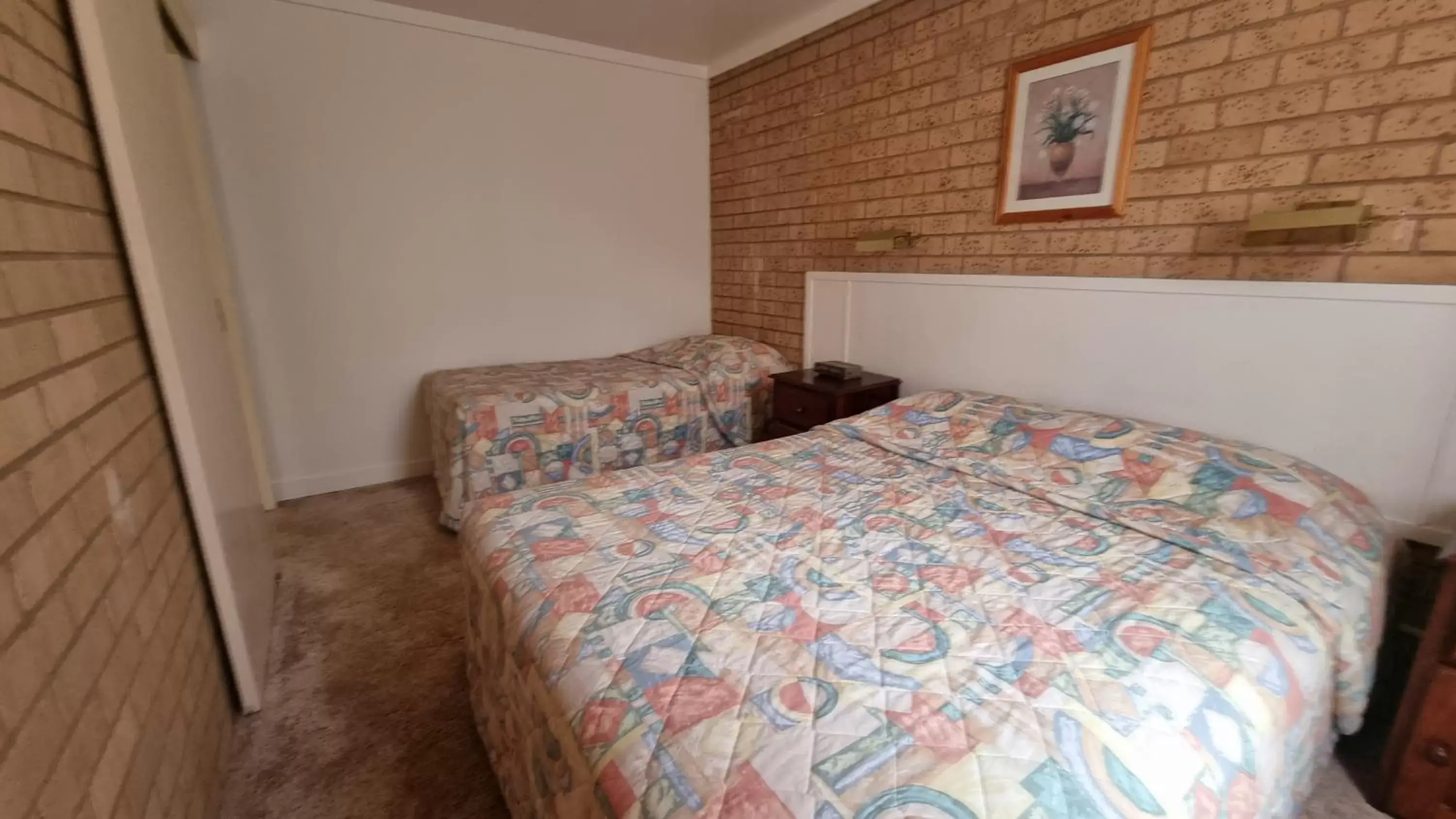 Bedroom, Bed in Lone Pine Motel