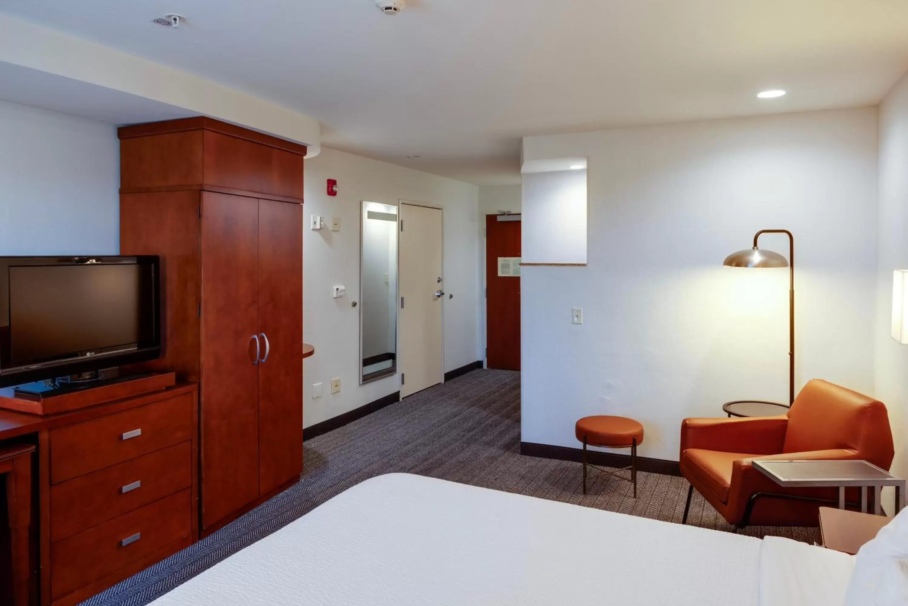 Guests, TV/Entertainment Center in Courtyard by Marriott Oklahoma City North/Quail Springs