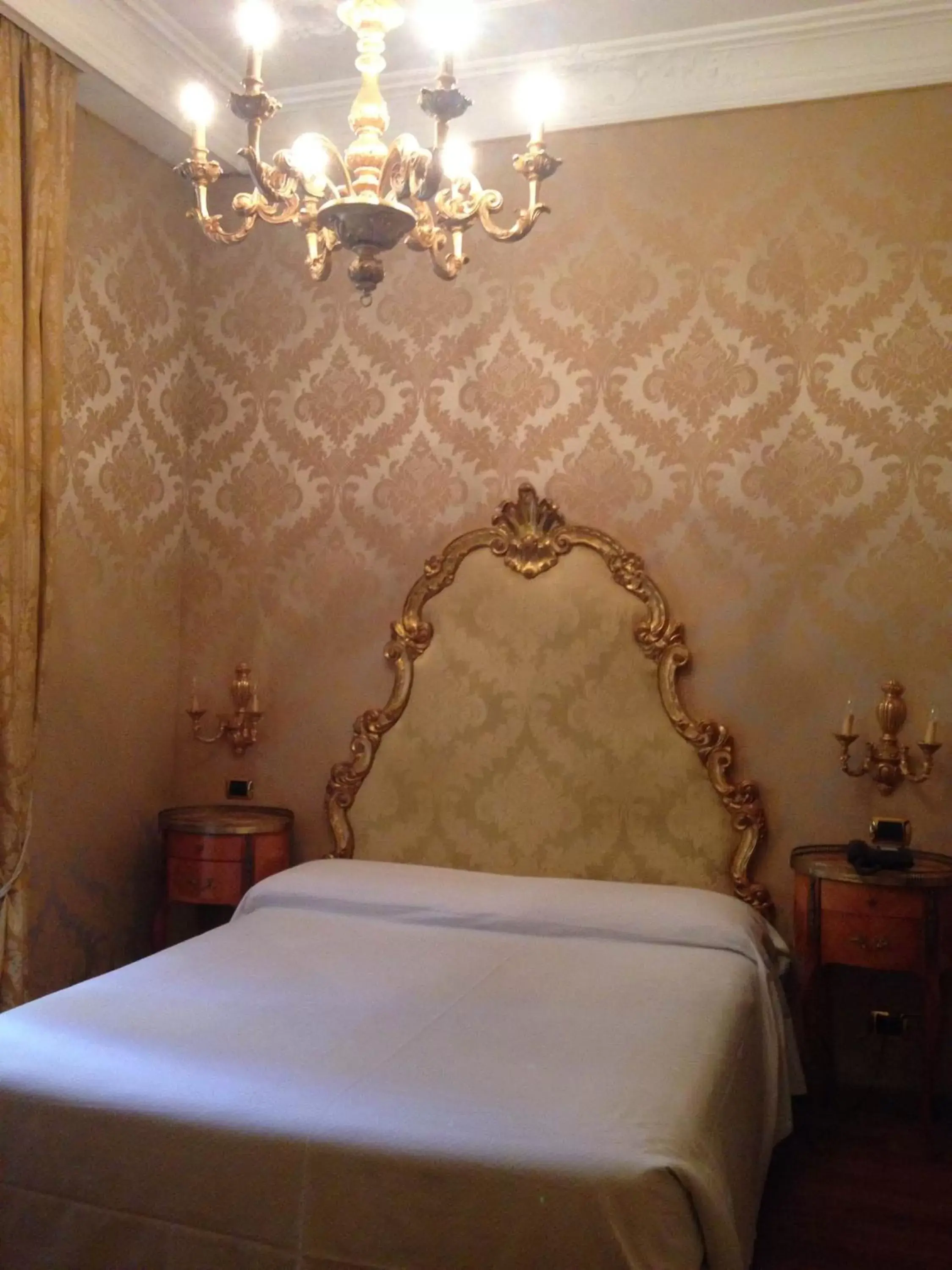 Photo of the whole room, Bed in Hotel Des Epoques