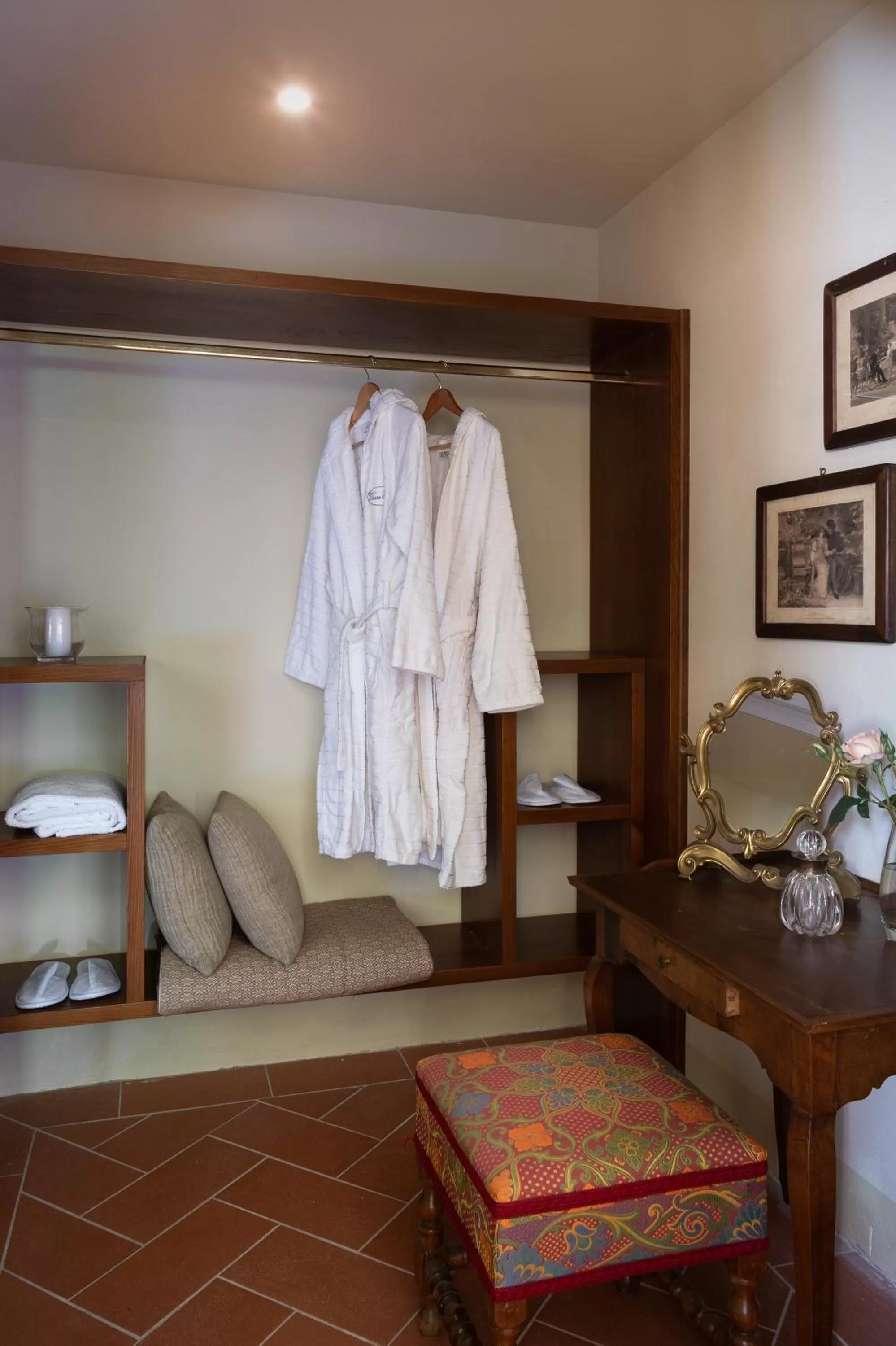 wardrobe in Viesca Toscana Suites & Villas