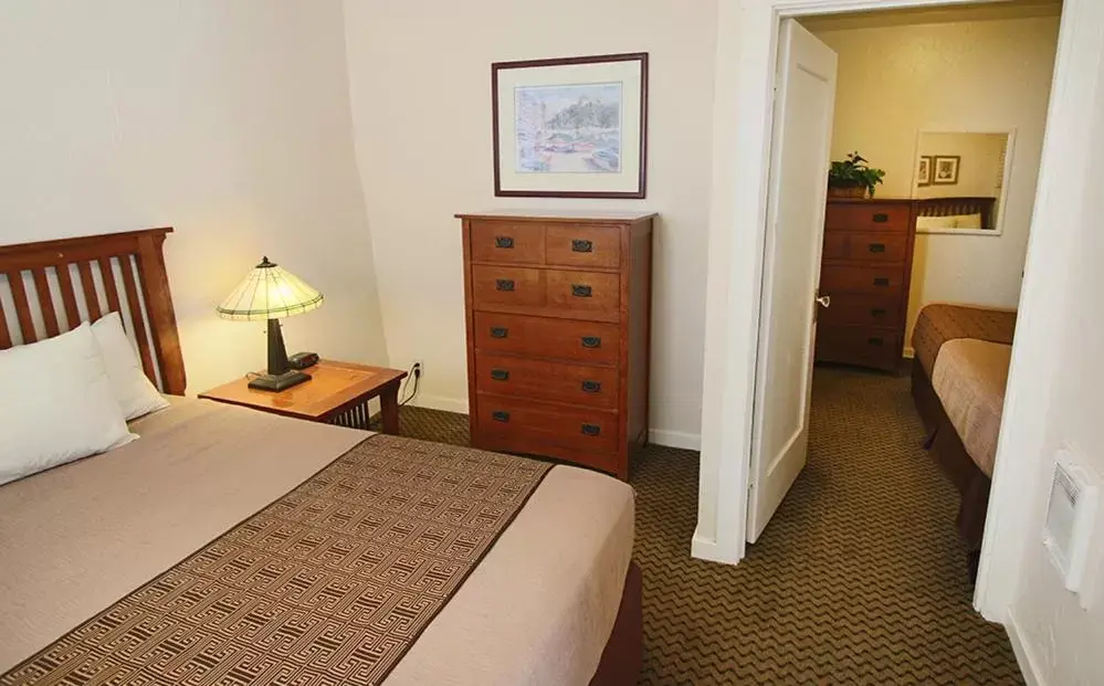 Photo of the whole room, Bed in Capitola Venetian Hotel