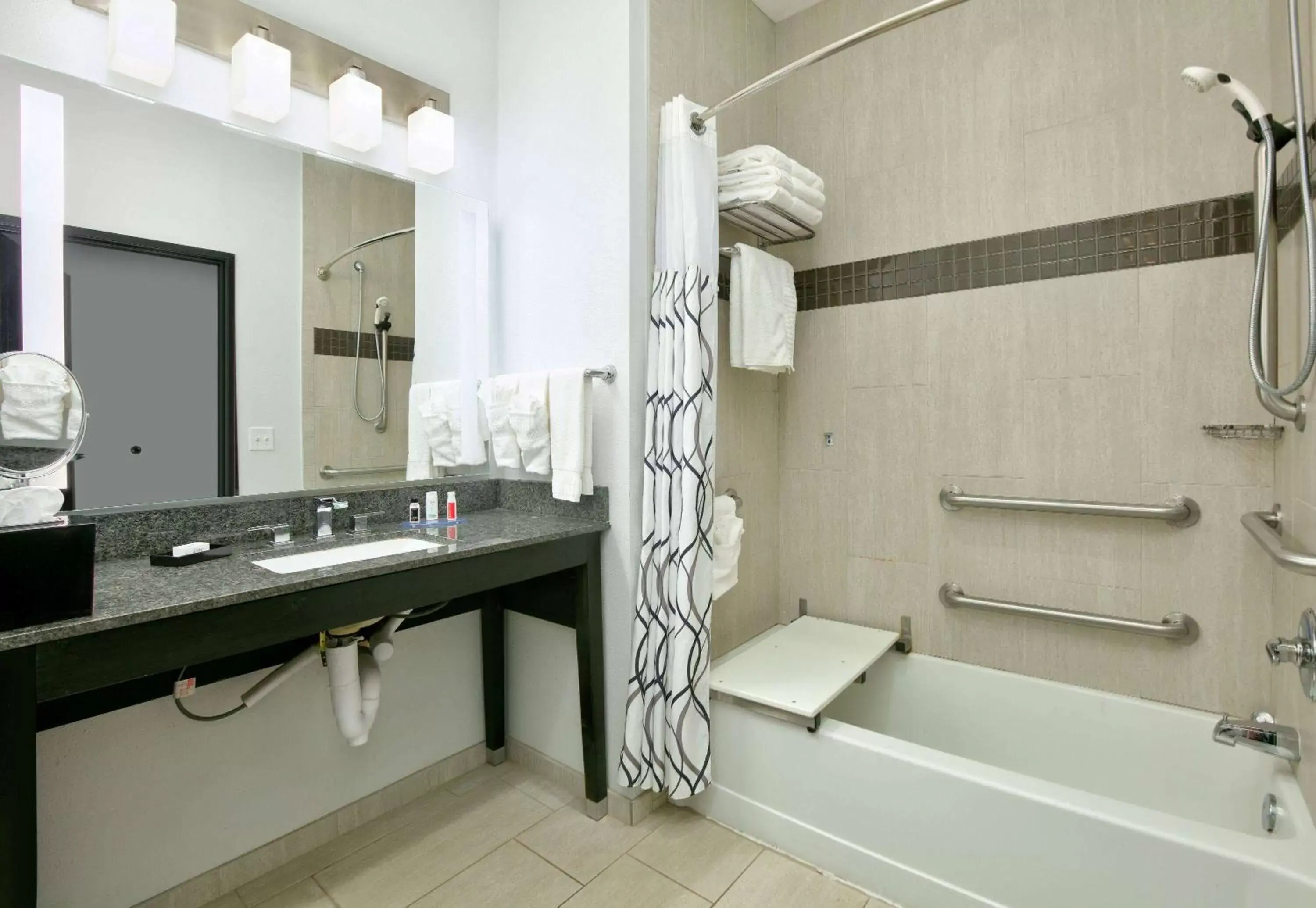 Bathroom in La Quinta Inn & Suites by Wyndham Lubbock Southwest