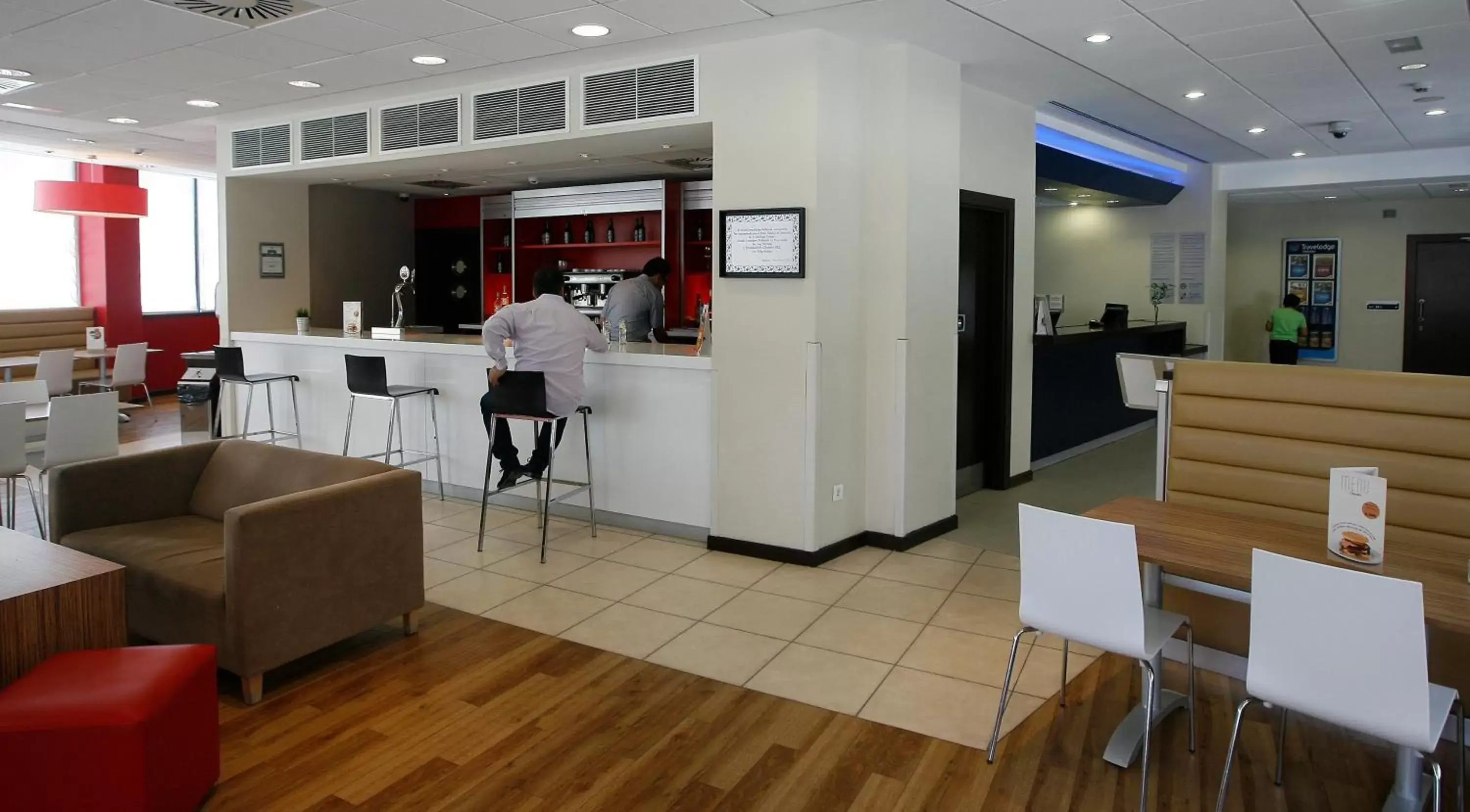 Restaurant/places to eat, Lounge/Bar in Travelodge Valencia Aeropuerto