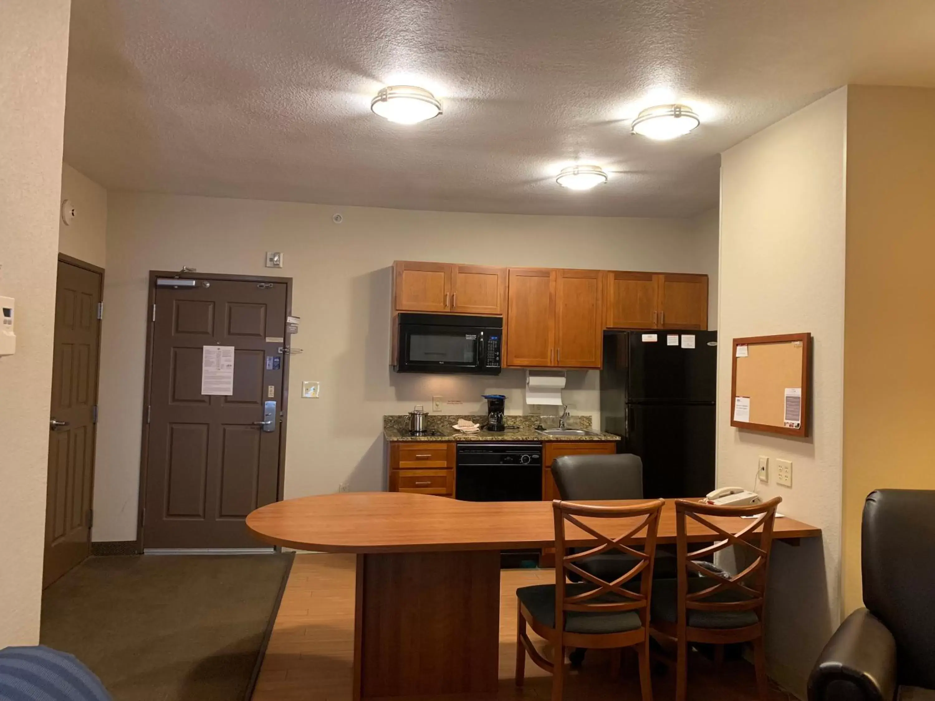 Photo of the whole room, Kitchen/Kitchenette in Candlewood Suites Jonesboro, an IHG Hotel