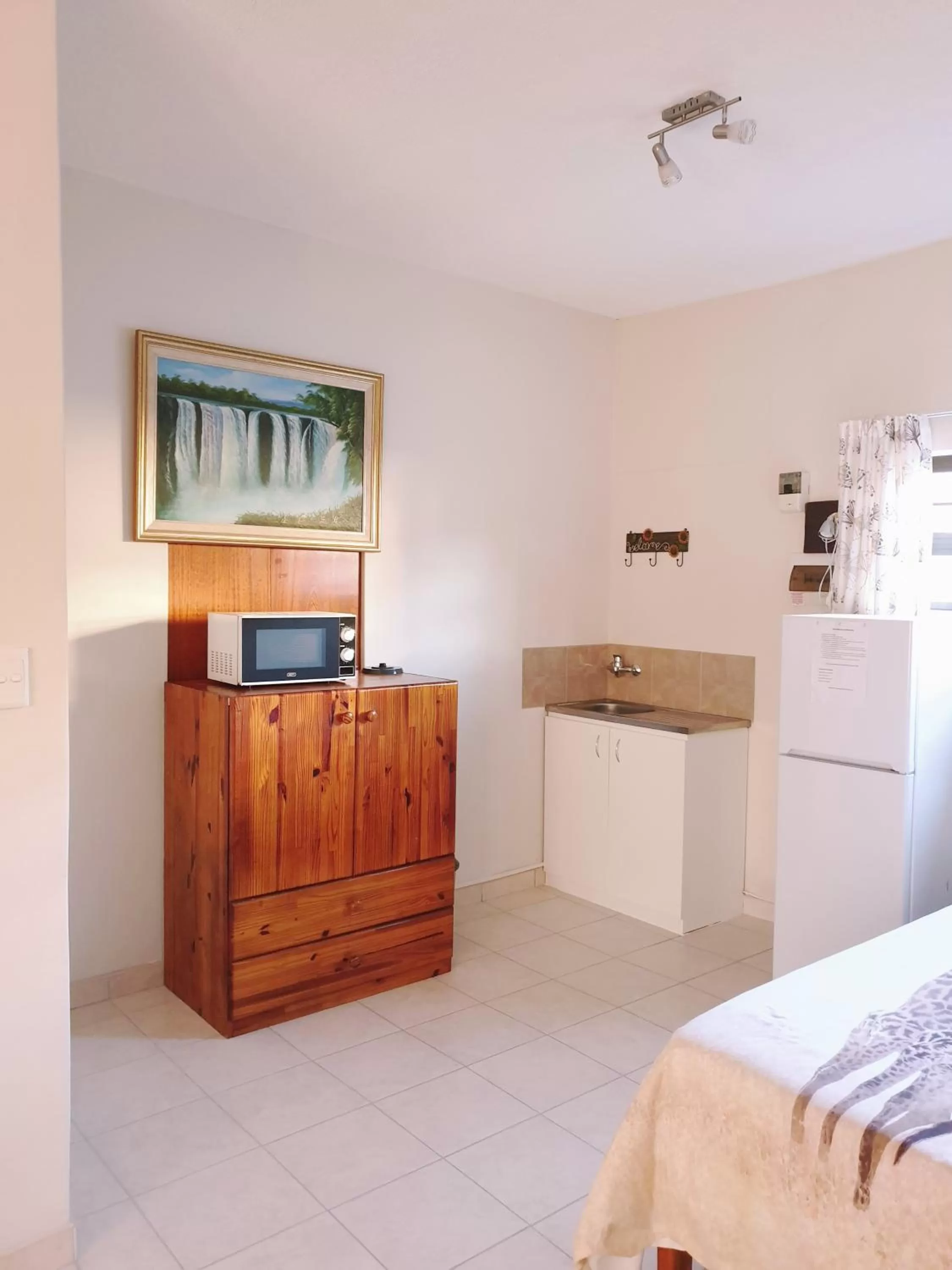Kitchen or kitchenette, Bed in Sunflower Self-Catering