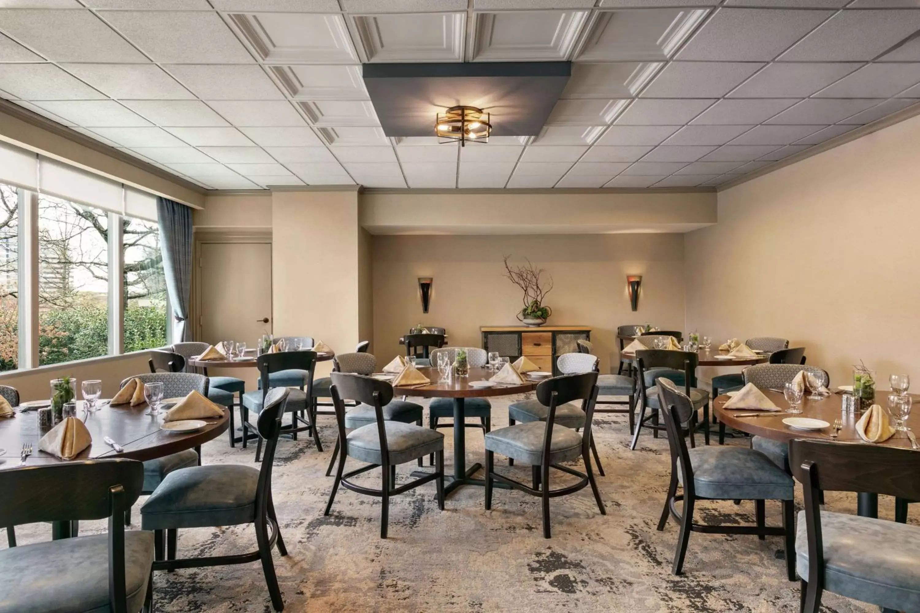 Dining area, Restaurant/Places to Eat in DoubleTree by Hilton McLean Tysons