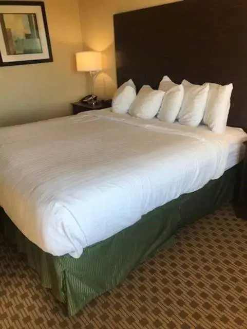 Bed in Cobblestone Inn & Suites - Harper