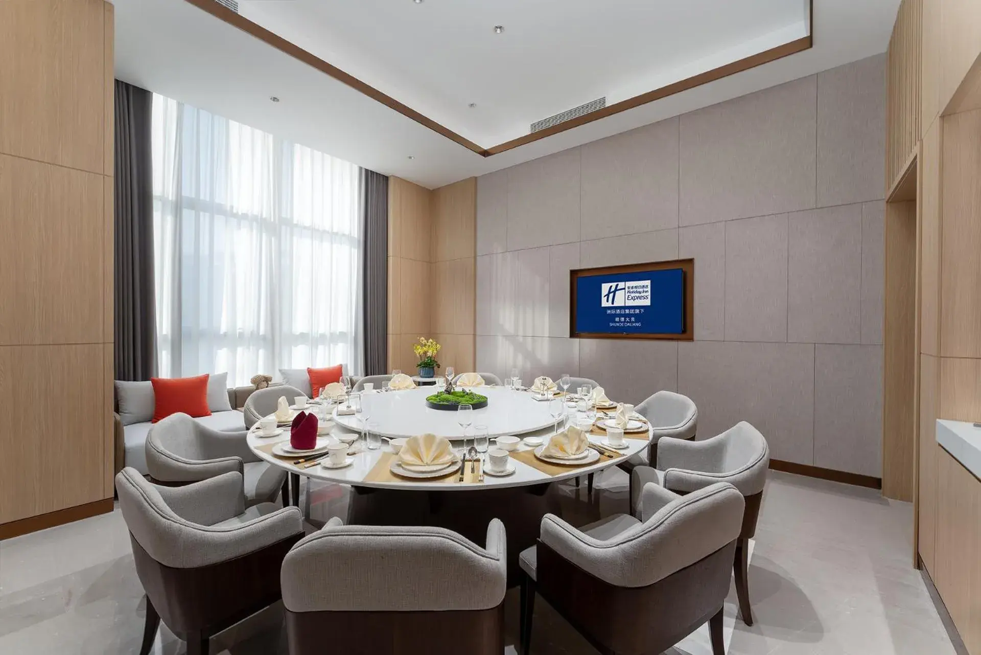 Dining area in Holiday Inn Express Shunde Daliang, an IHG Hotel