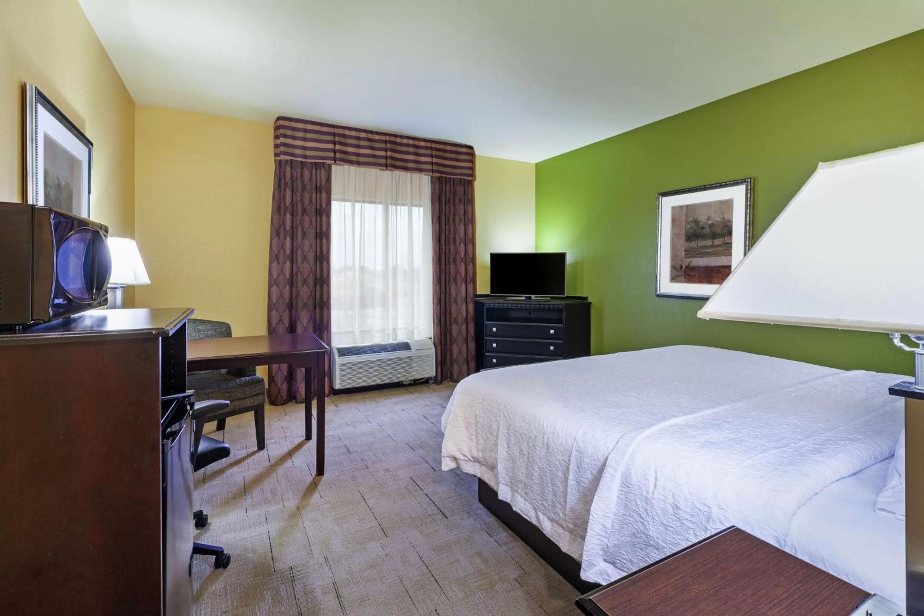 Bedroom, Bed in Hampton Inn & Suites Owasso