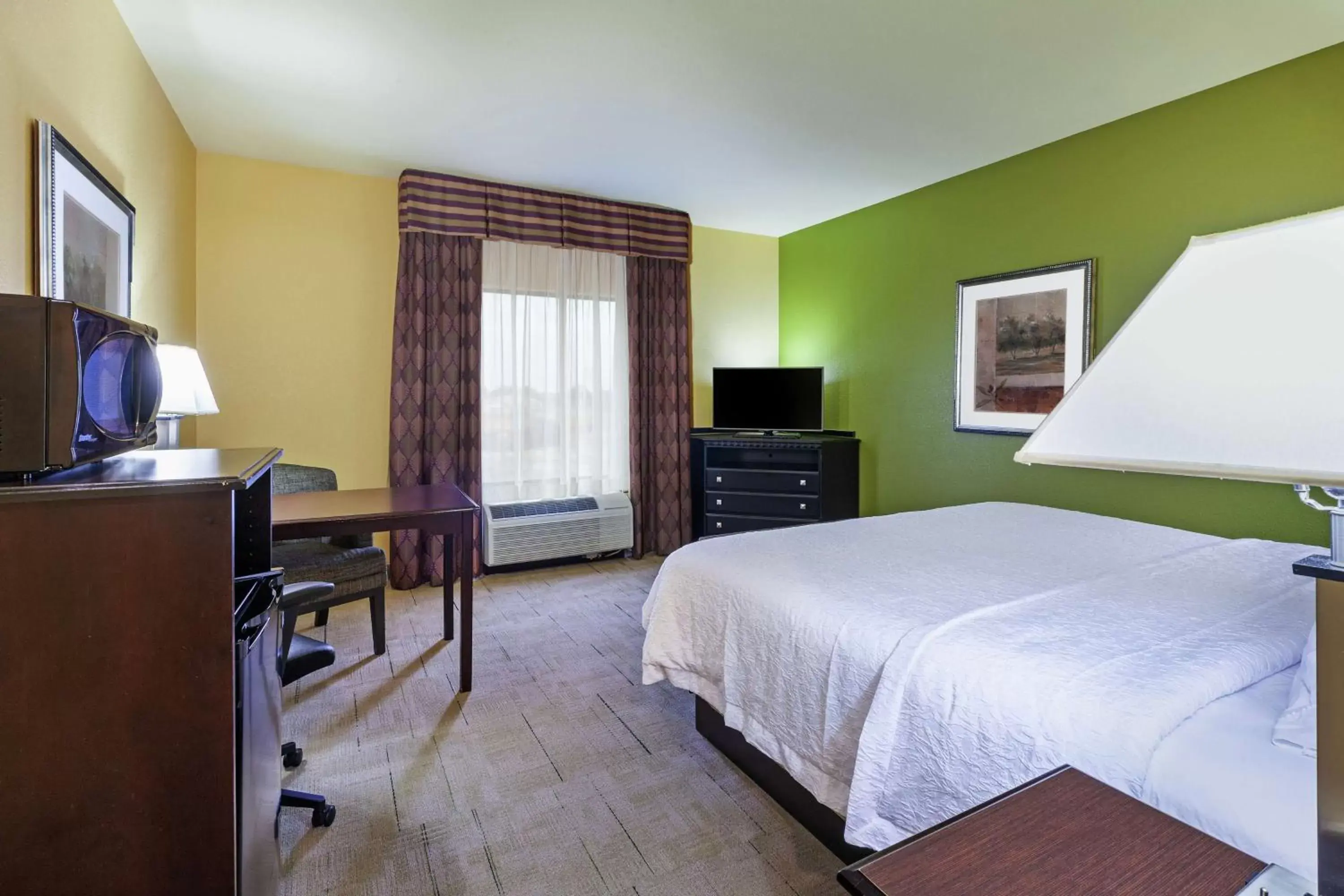 Bedroom, TV/Entertainment Center in Hampton Inn & Suites Owasso